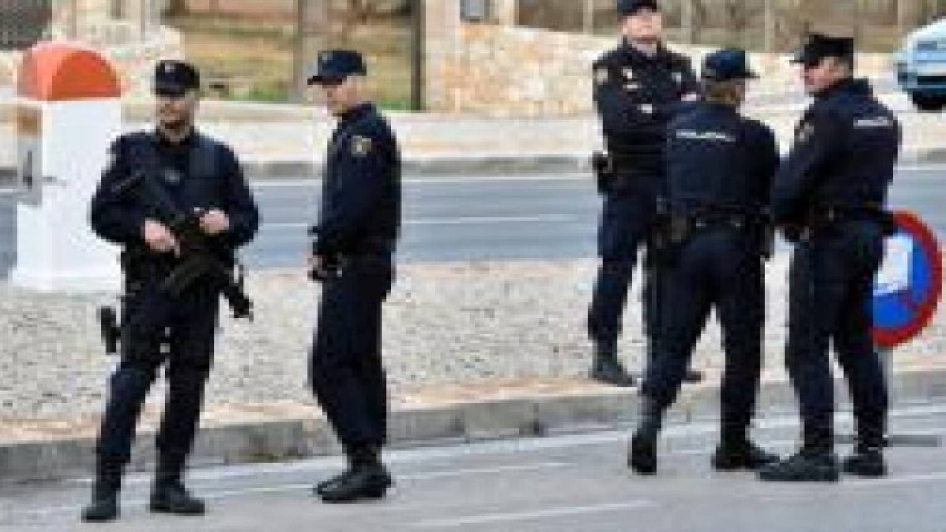 يقتل زوجته خنقا بشاحن الهاتف