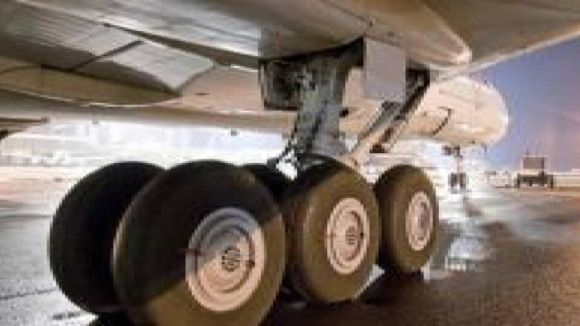 طائرة صغيرة تهبط على طريق سريع قرب موسكو بسبب عطل