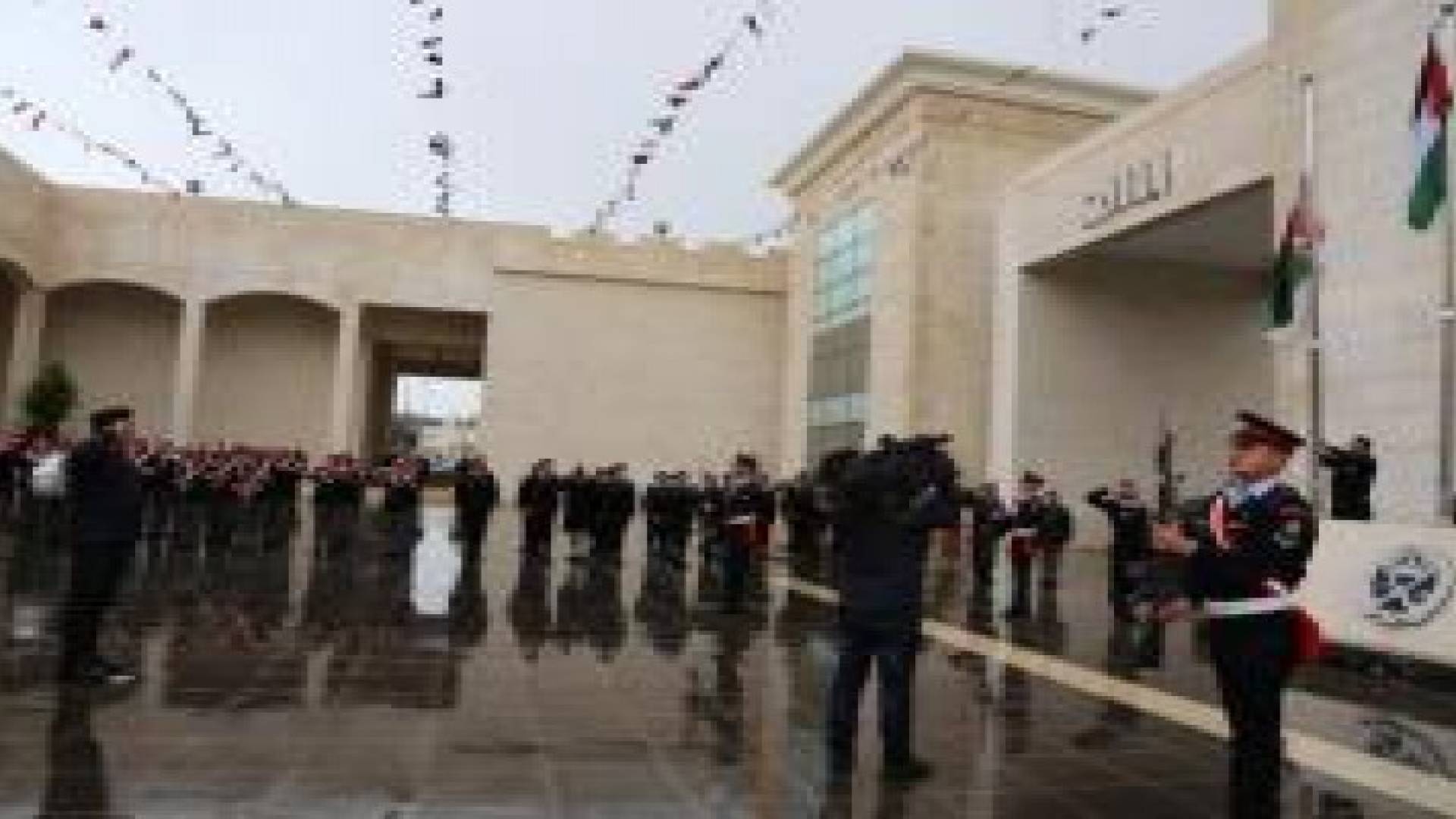 رفع علم الثورة العربية الكبرى على مبنى مديرية الأمن العام