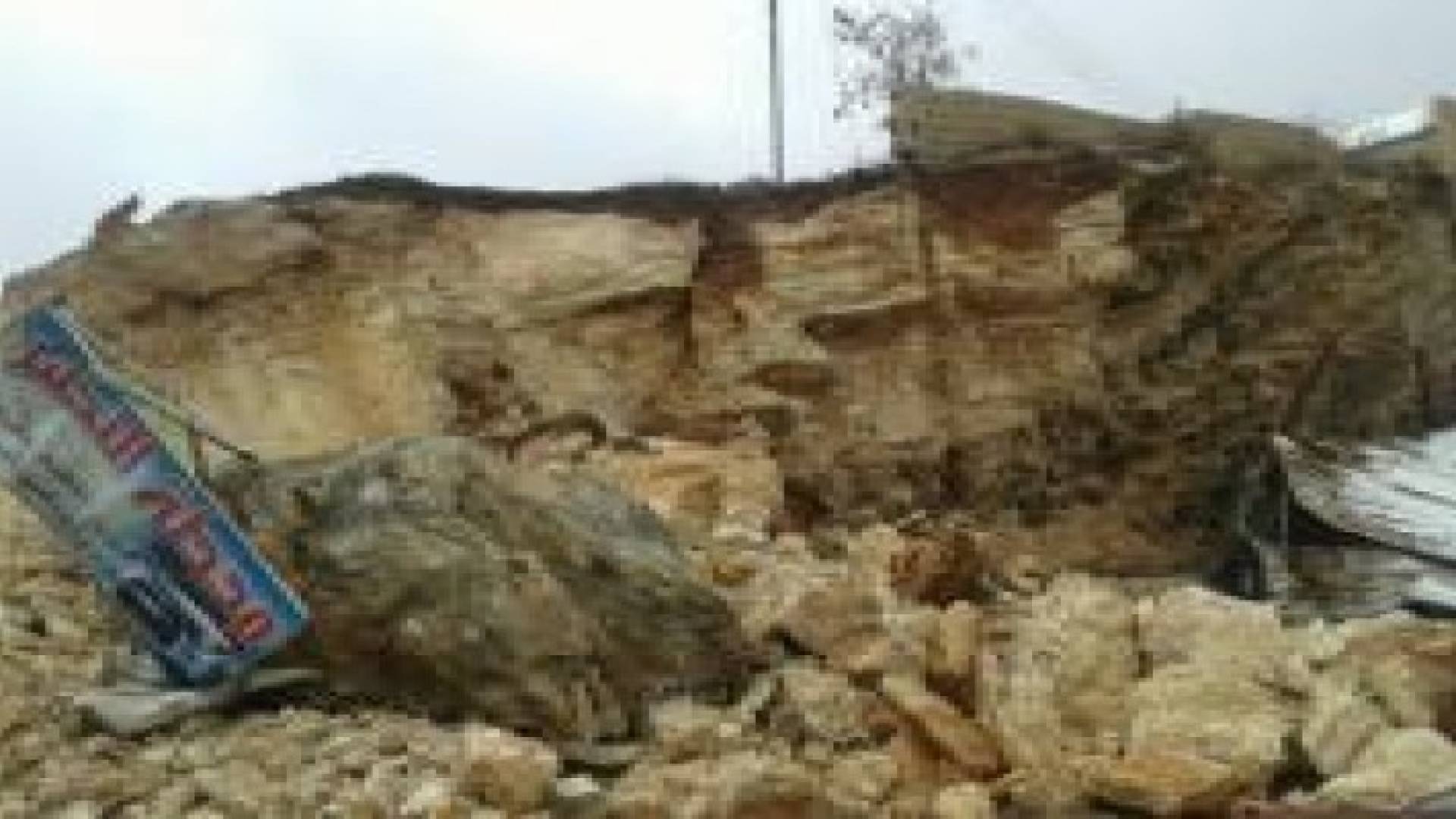 بالصور: انهيار جزئي لتلة بجبل النصر