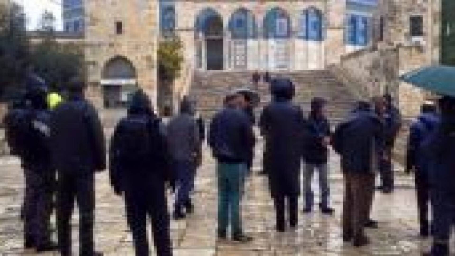 مستوطنون يقتحمون الأقصى وخشية من انهيارات أرضية