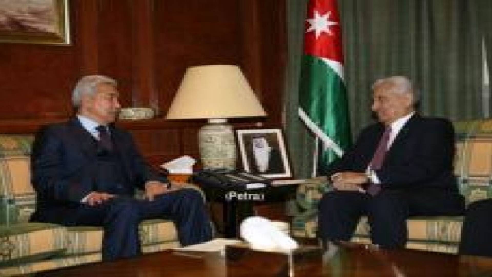 رئيس الوزراء يلتقي وزير الدفاع الكازاخستاني