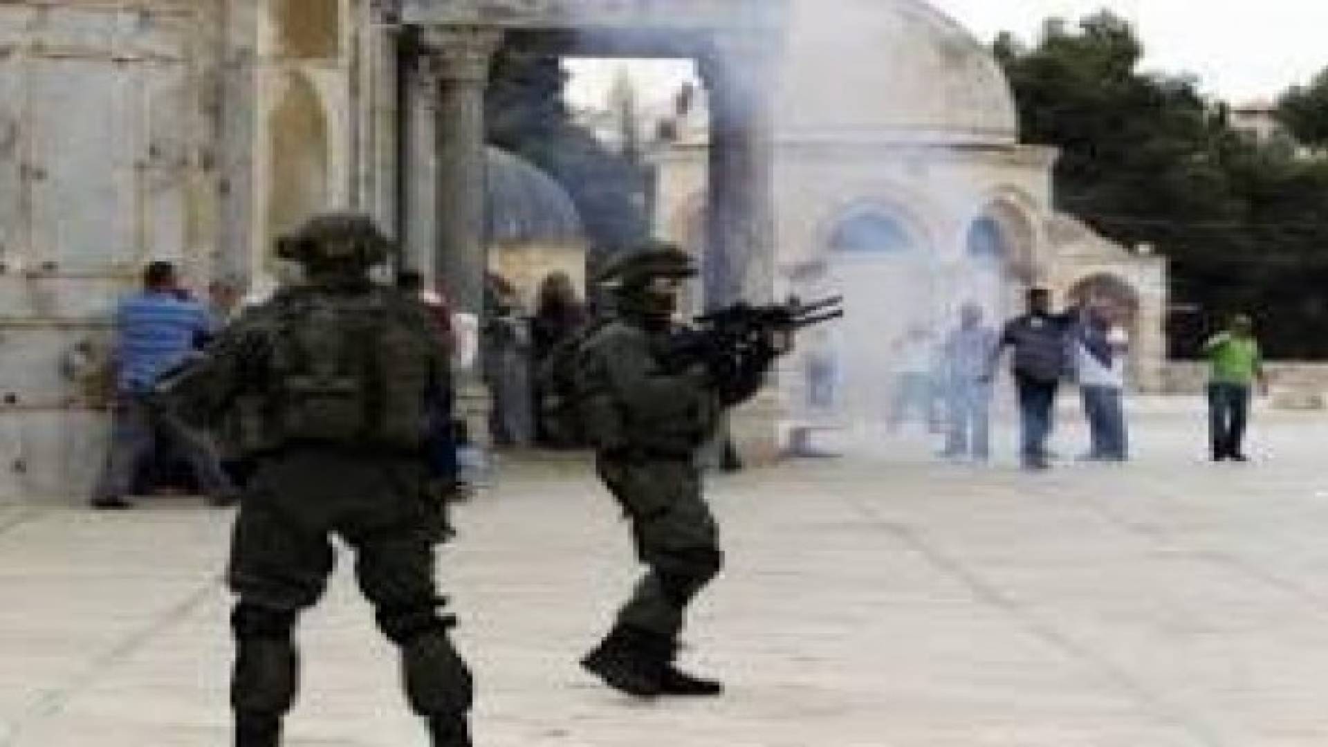 مستوطنون متطرفون يجددون اقتحامهم لباحات المسجد الأقصى