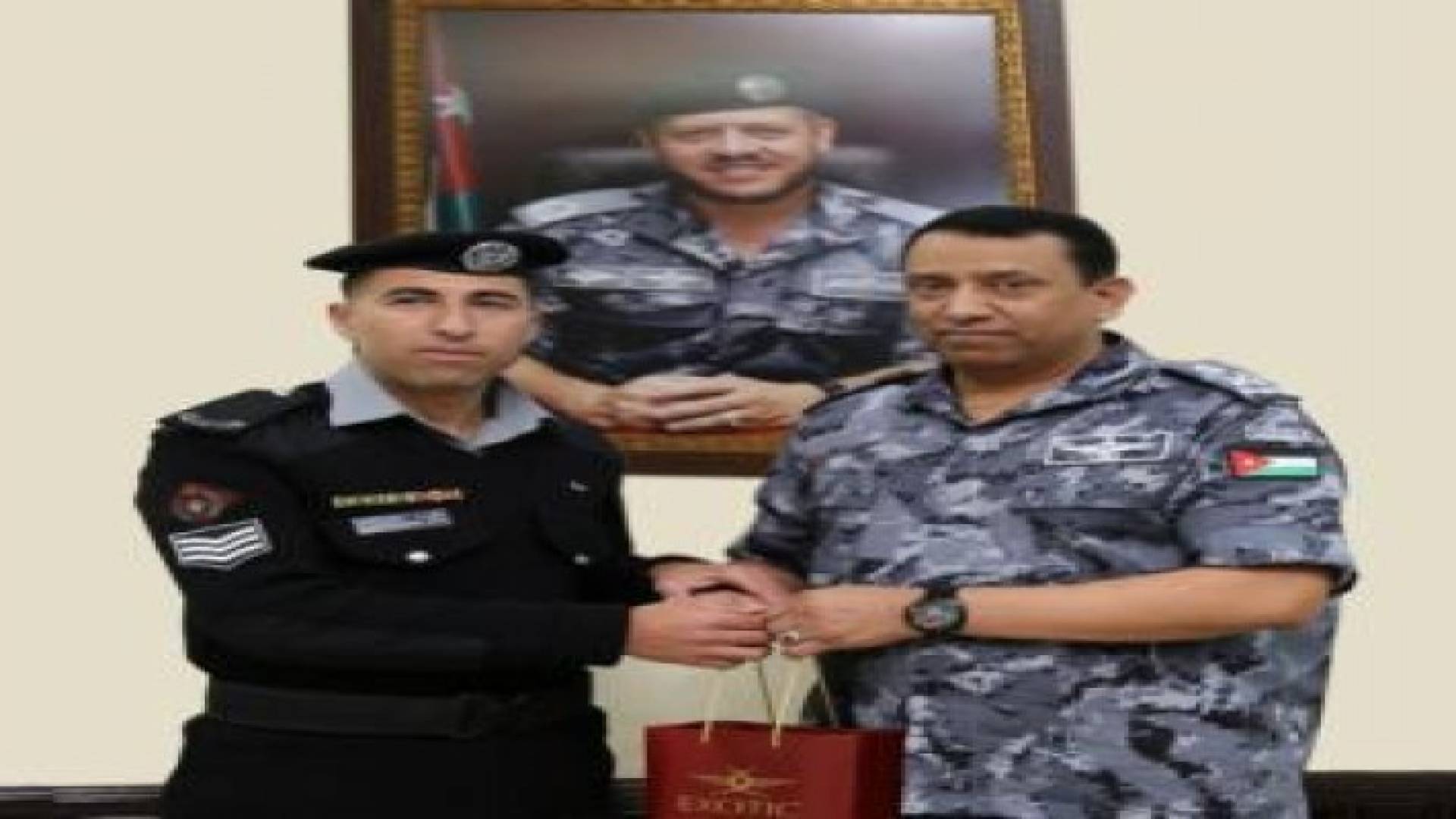 تكريم دركي أعاد 6 آلاف دينار لصاحبها