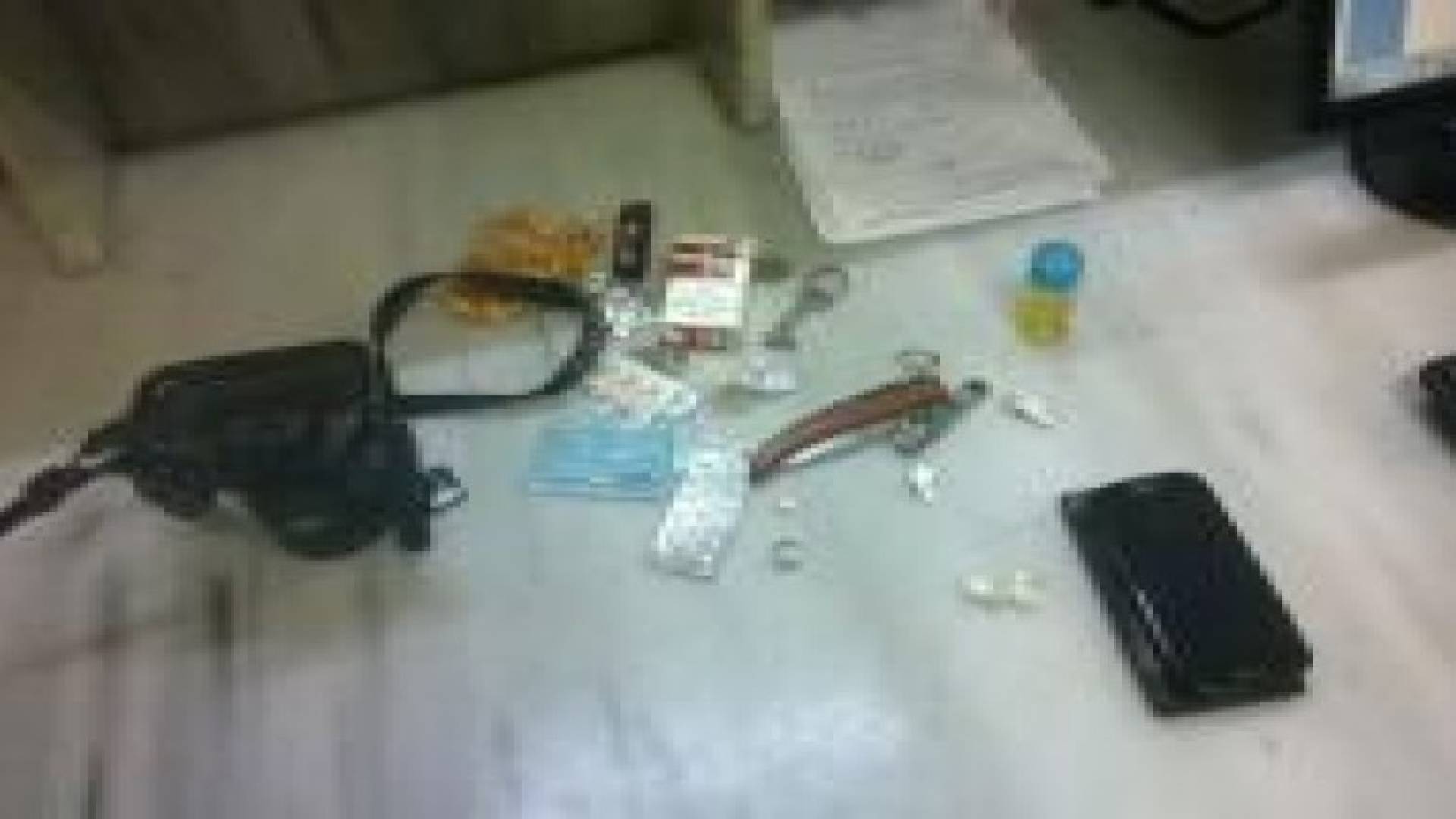 ضبط سائق مركبة بلا ترخيص بحوزته مخدرات وأدوات حادة ..صور وتفاصيل