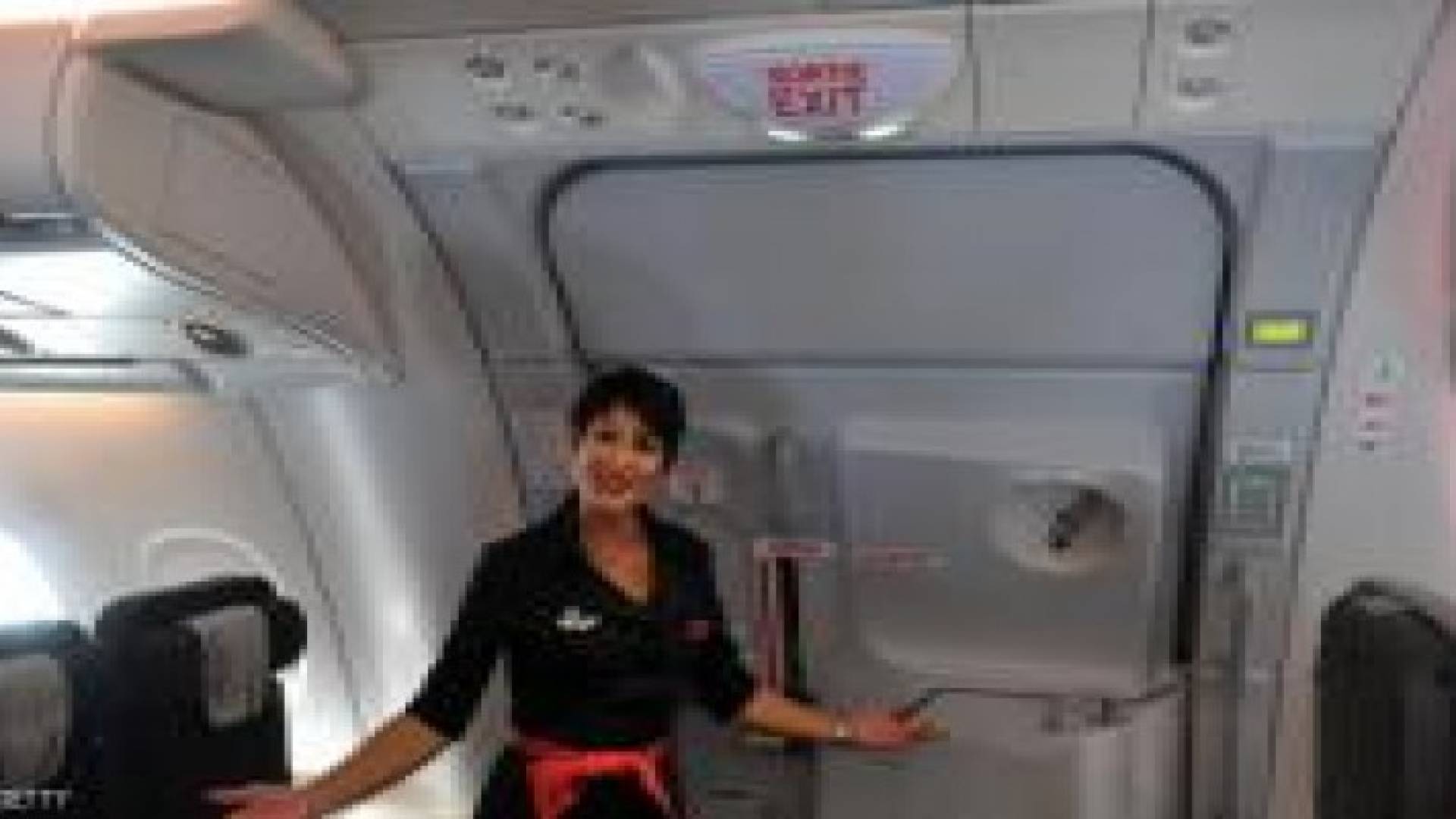 "السائح المرح" فتح مخرج الطوارئ بالطائرة "للدعابة"