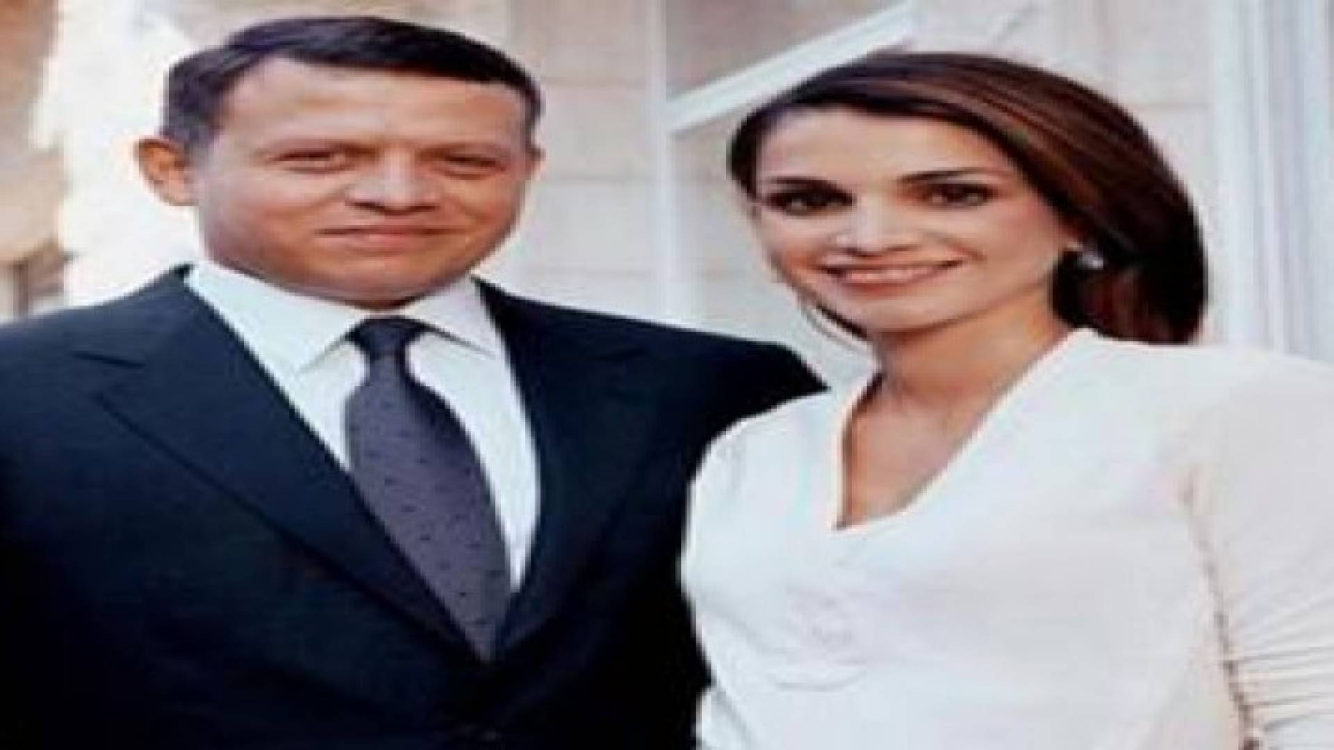 الملك والملكة يحضران عقد قران الأميرة عائشة