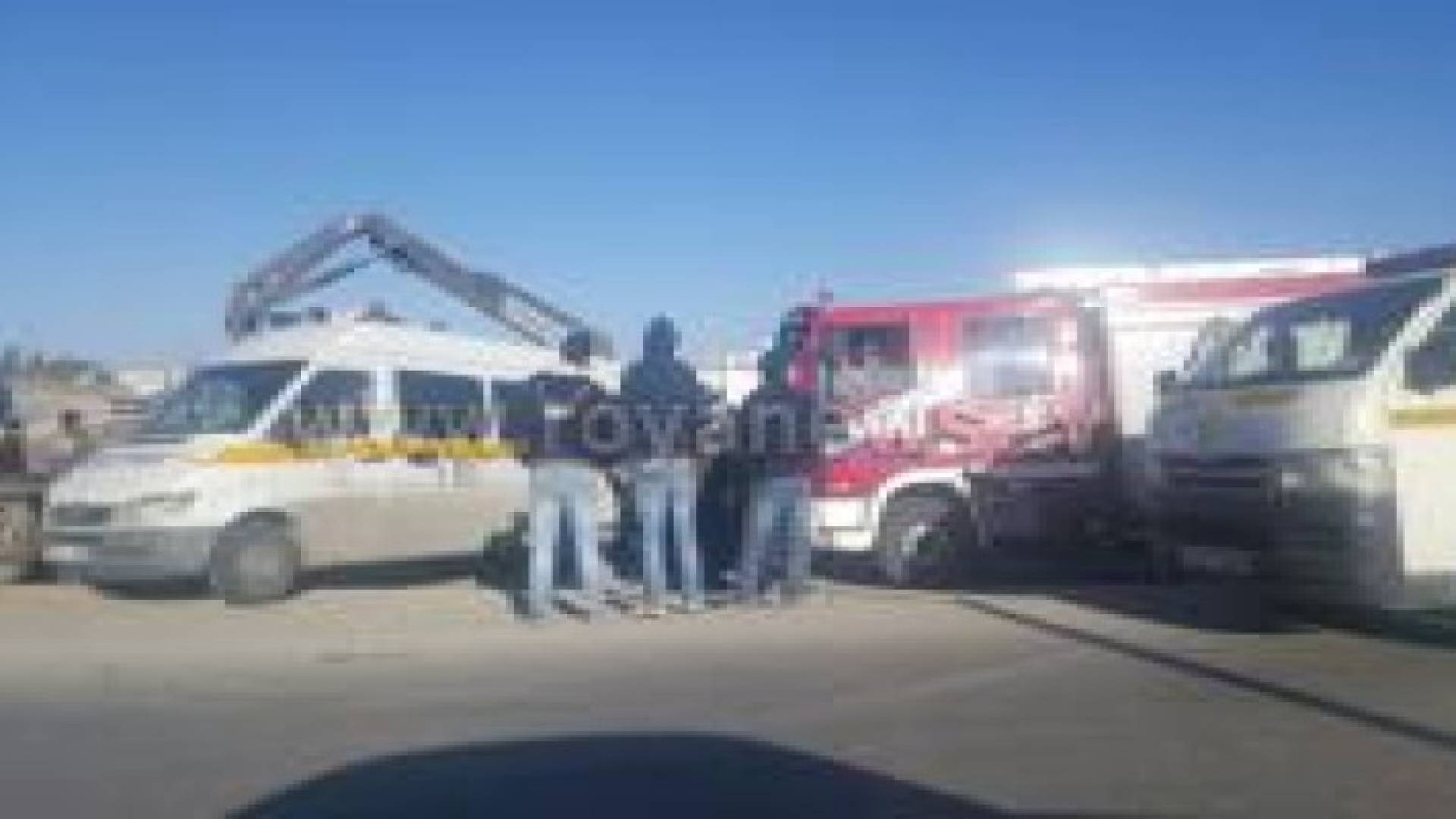 بالصور : اصابة شخص اثر تدهور صهريج نفط على طريق الحزام