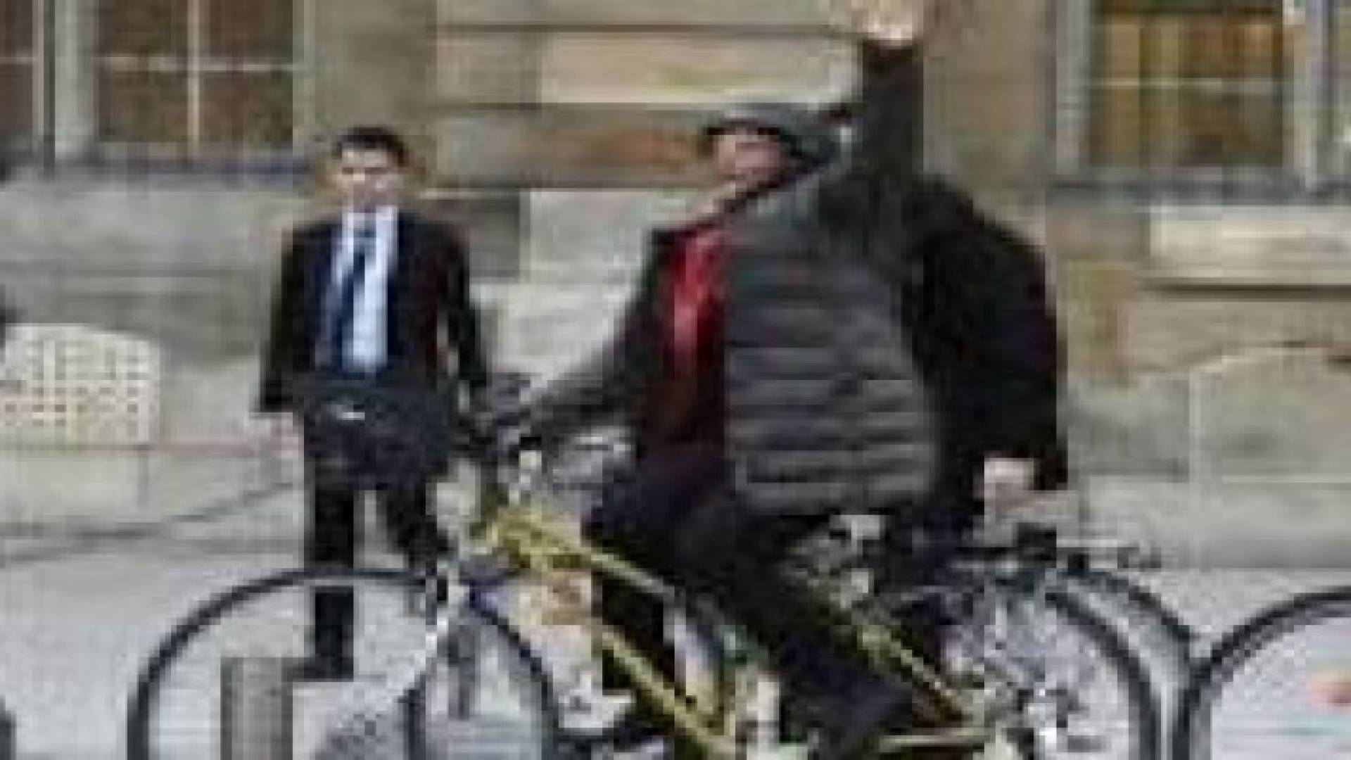 وزيرة العدل الفرنسية تقدم استقالتها وتغادر مقر الوزارة بدراجتها الهوائية ..فيديو