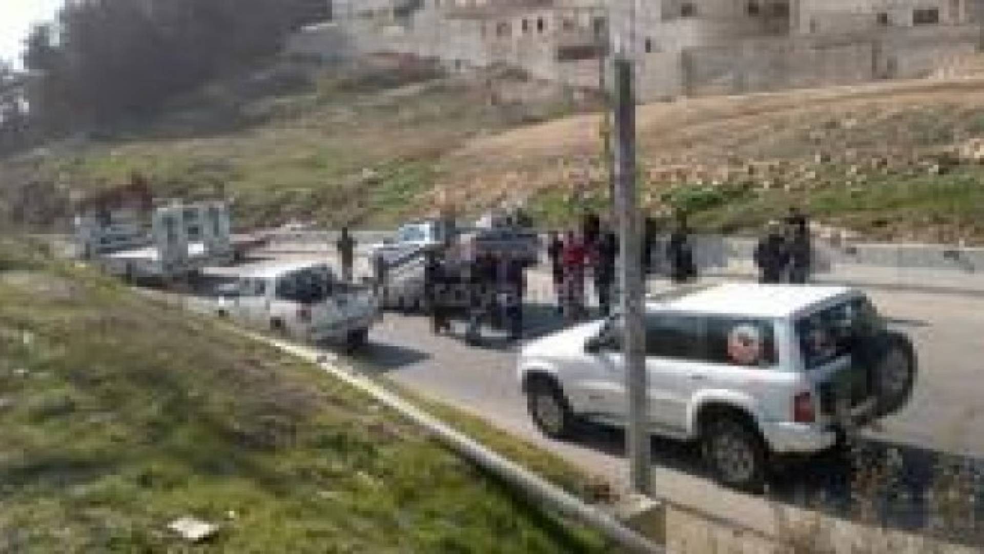 اصابة شخصان جراء انقلاب مركبتهم في ناعور .. صور