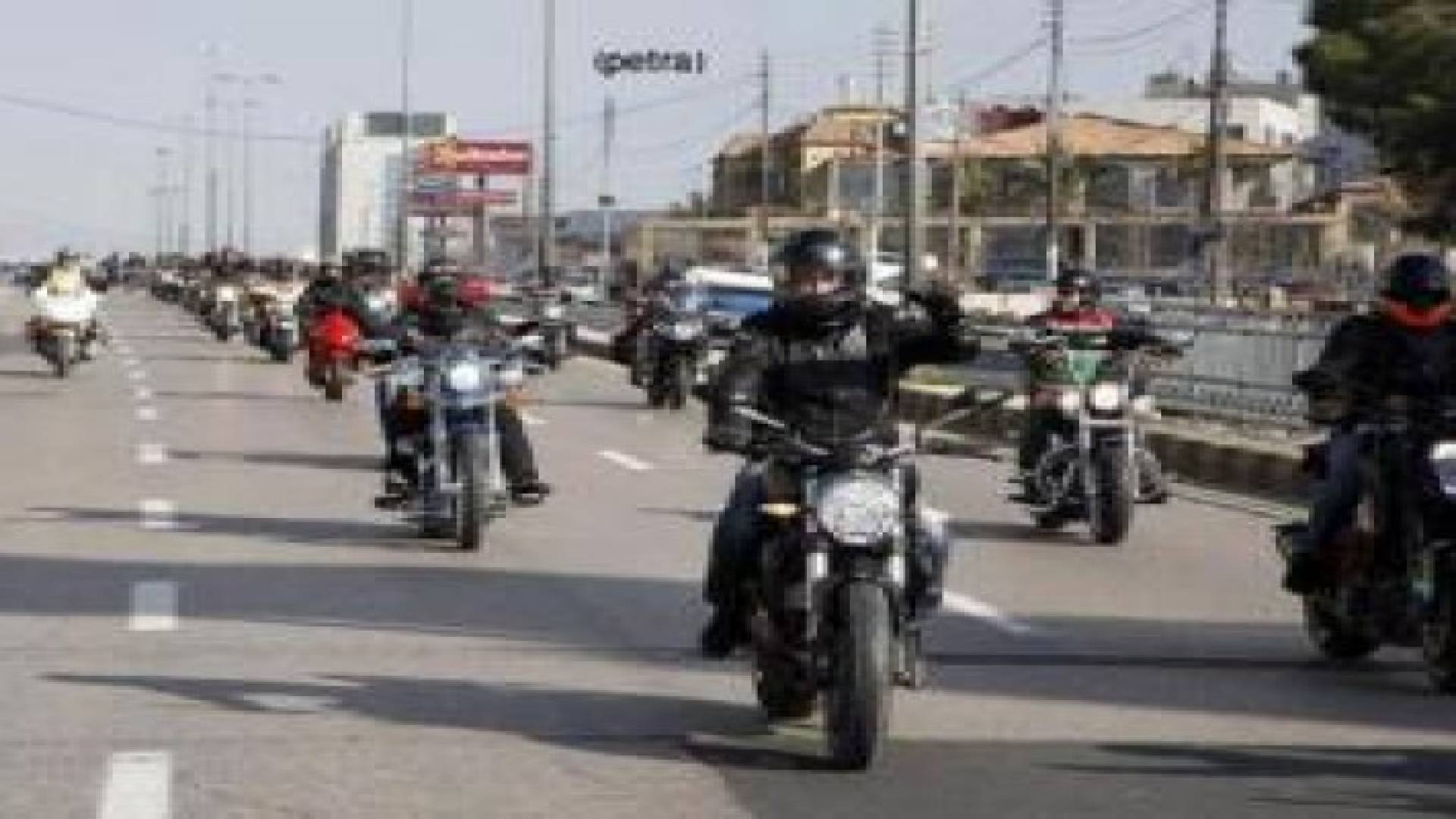 مسيرة دراجات كرنفالية احتفالا بعيد ميلاد الملك