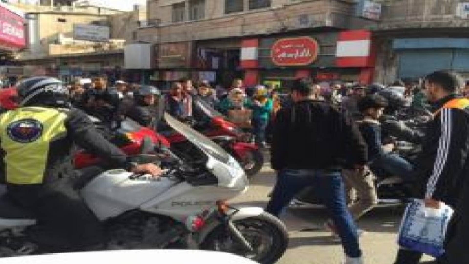 مسيرة بالدراجات النارية تجوب شوارع عمان والزرقاء احتفالا بعيد ميلاد الملك .. صور