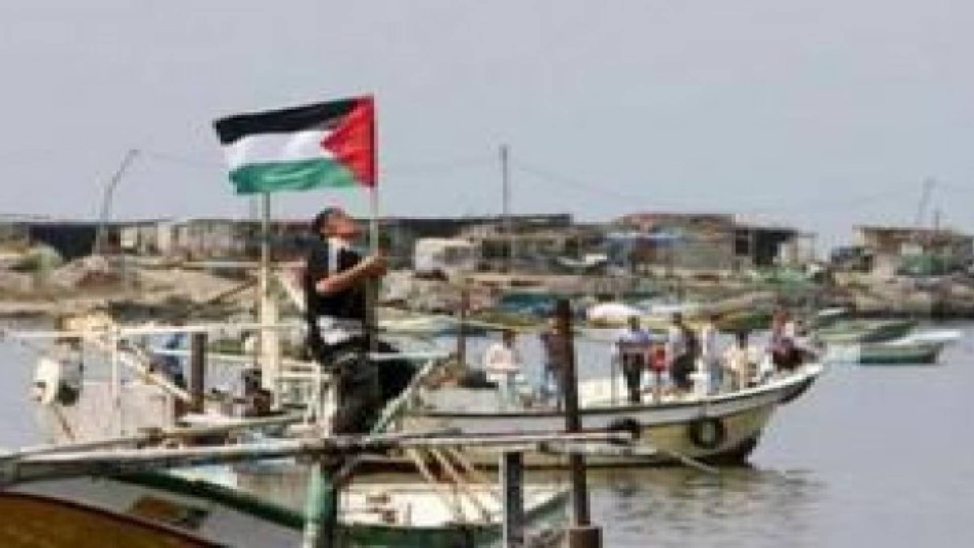 الاحتلال يعتدي على اراضي المزارعين وقوارب الصيادين بغزة