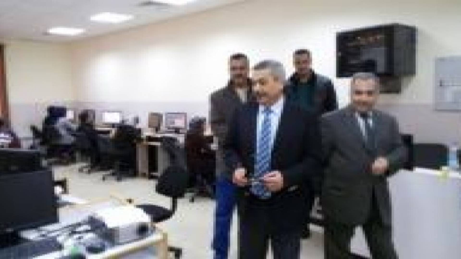 رئيس جامعة البلقاء يتفقد سير امتحانات الشامل