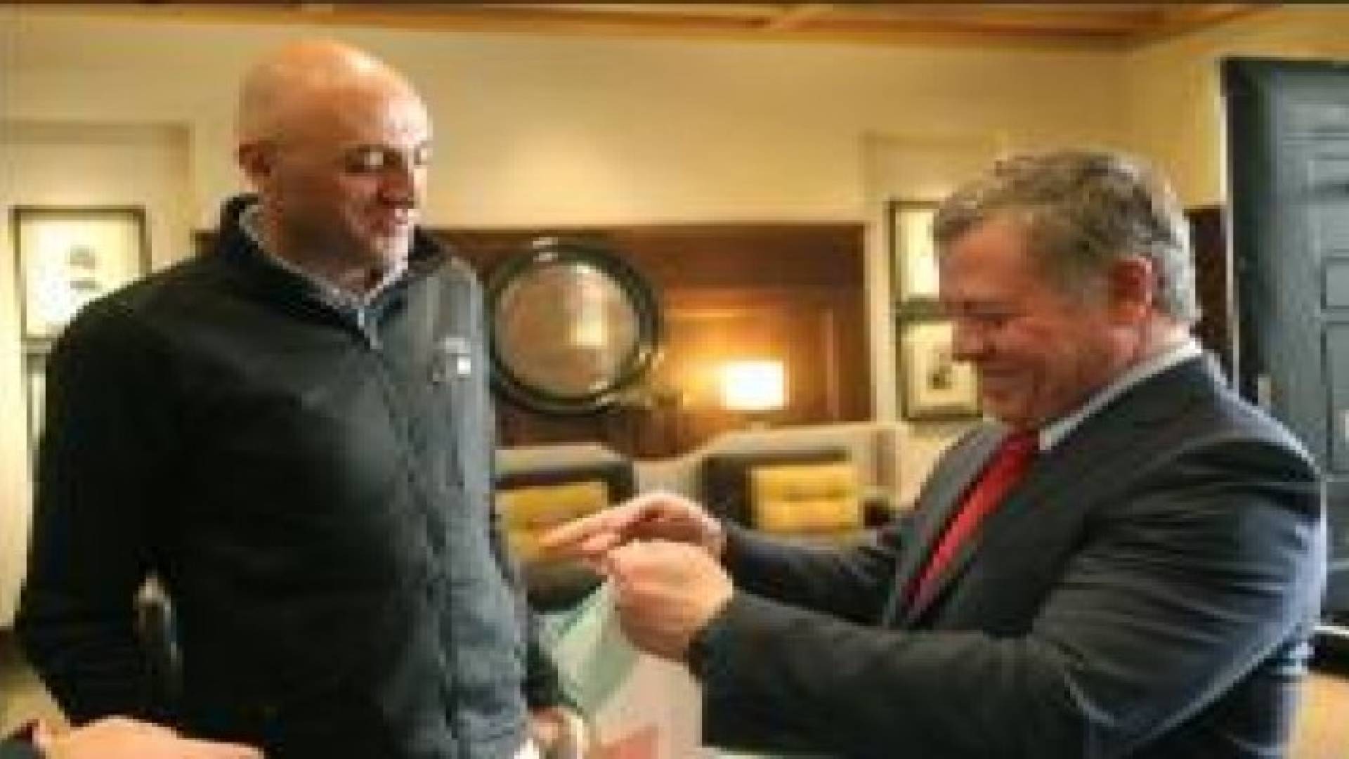 الملك يؤكد ثقته واعتزازه الكبيرين بالشباب .. صور