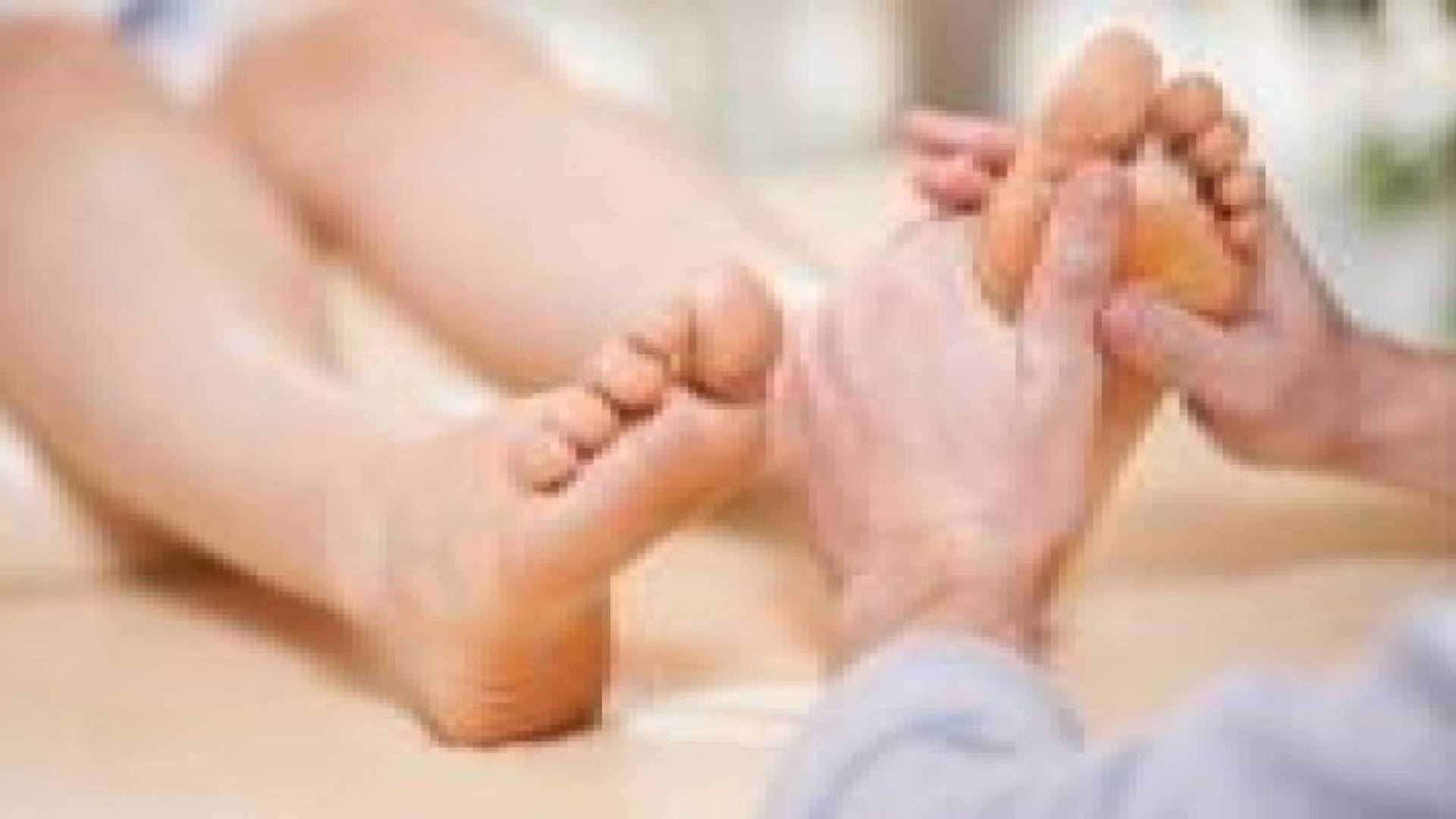 ‫توصية لمرضى السكري بفحص الأقدام يوميا