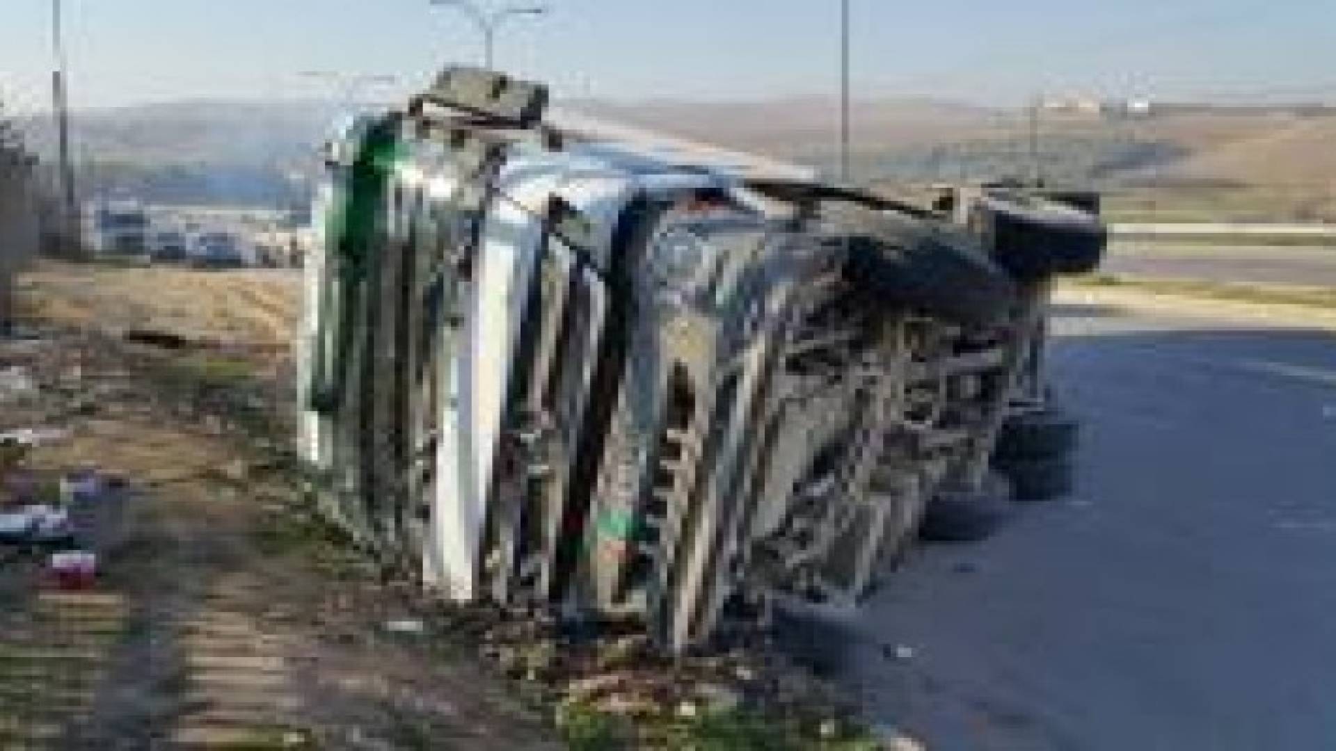 بالصور : قطع الاشارة حمراء وتسبب بحادث سير