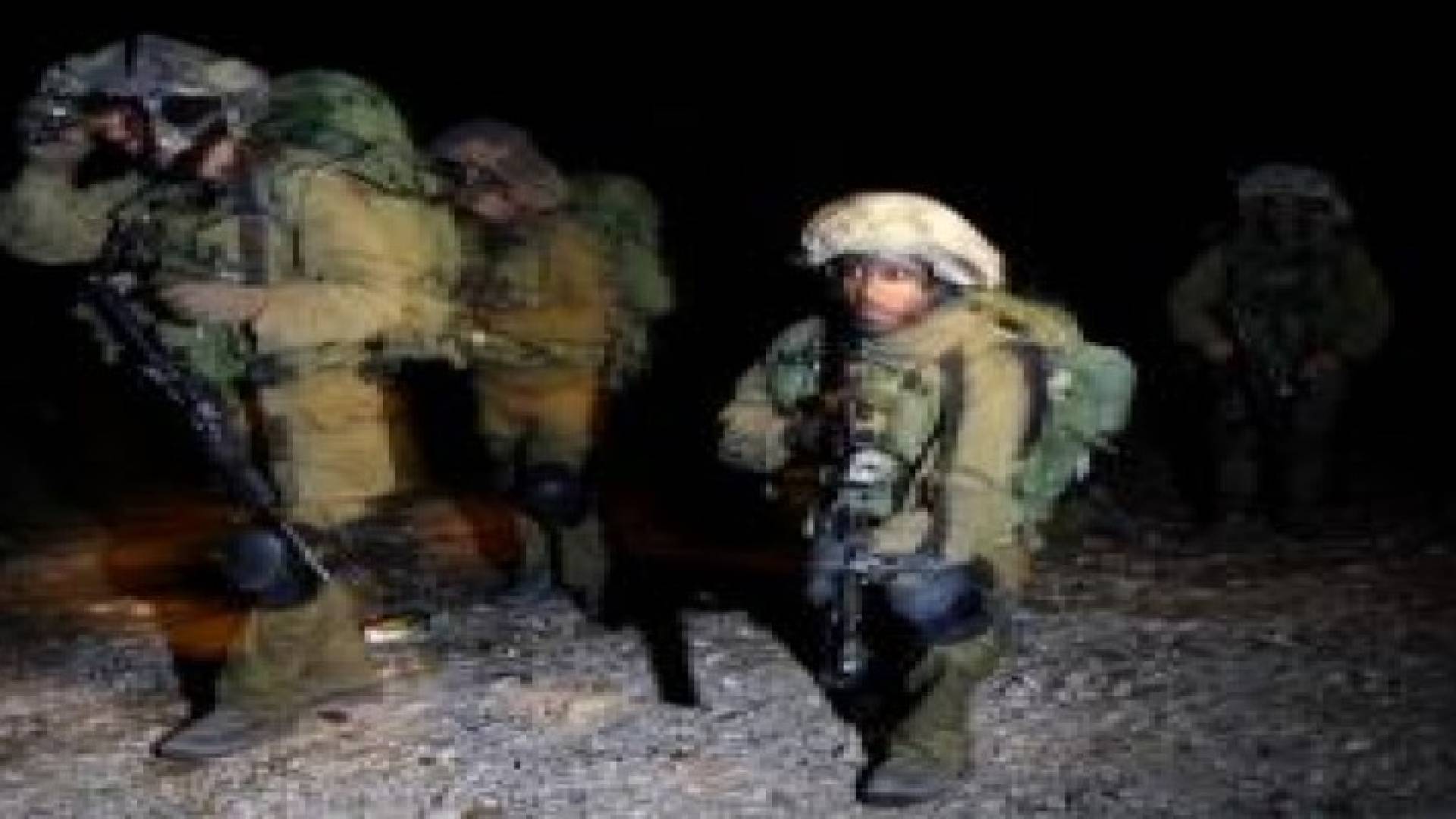 قوات خاصة تطلق النار على شاب وتعتقل 19 من الضفة