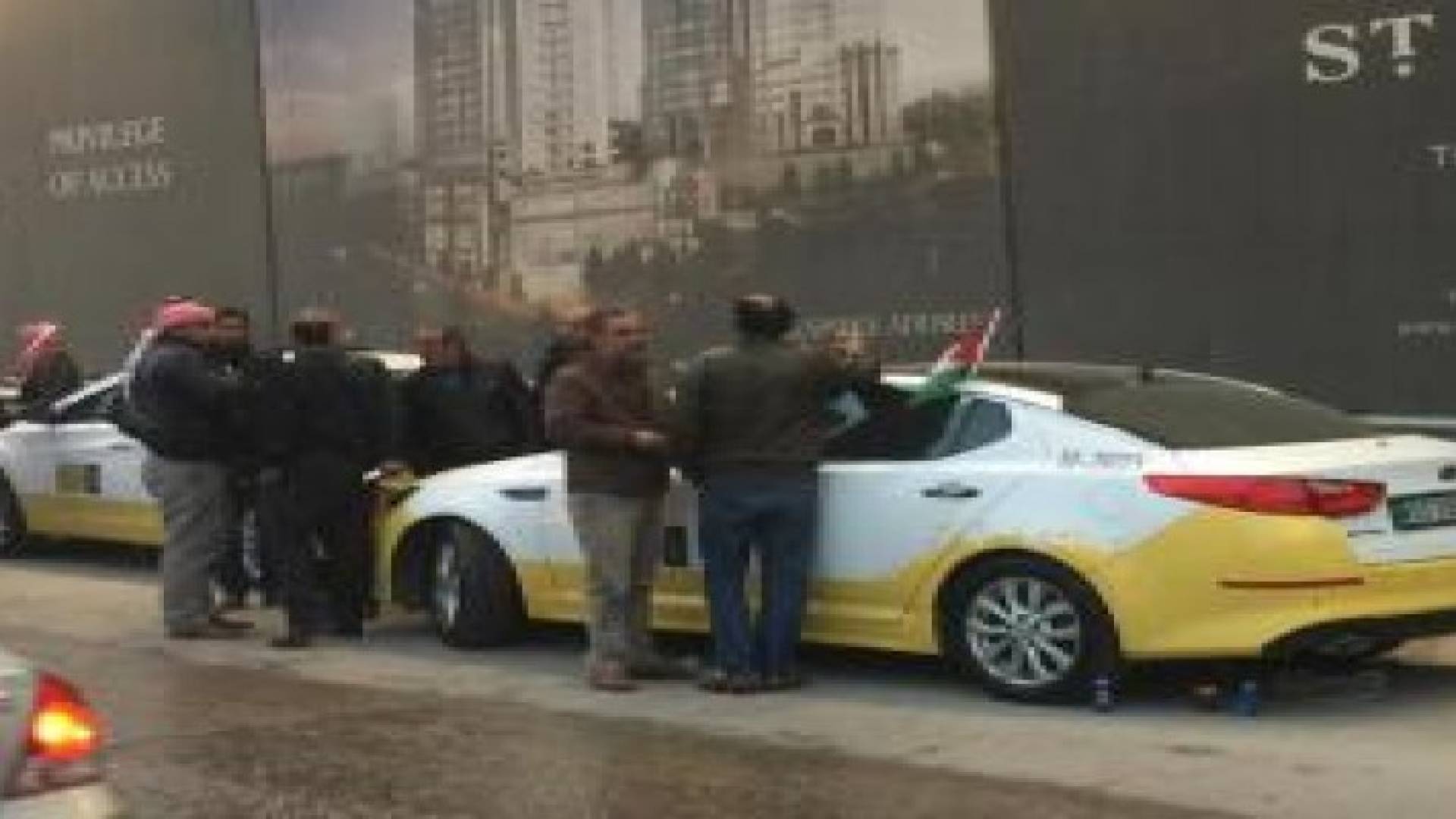 سائقوا سرفيس العقبة يطالبون بتعدبل أجور النقل