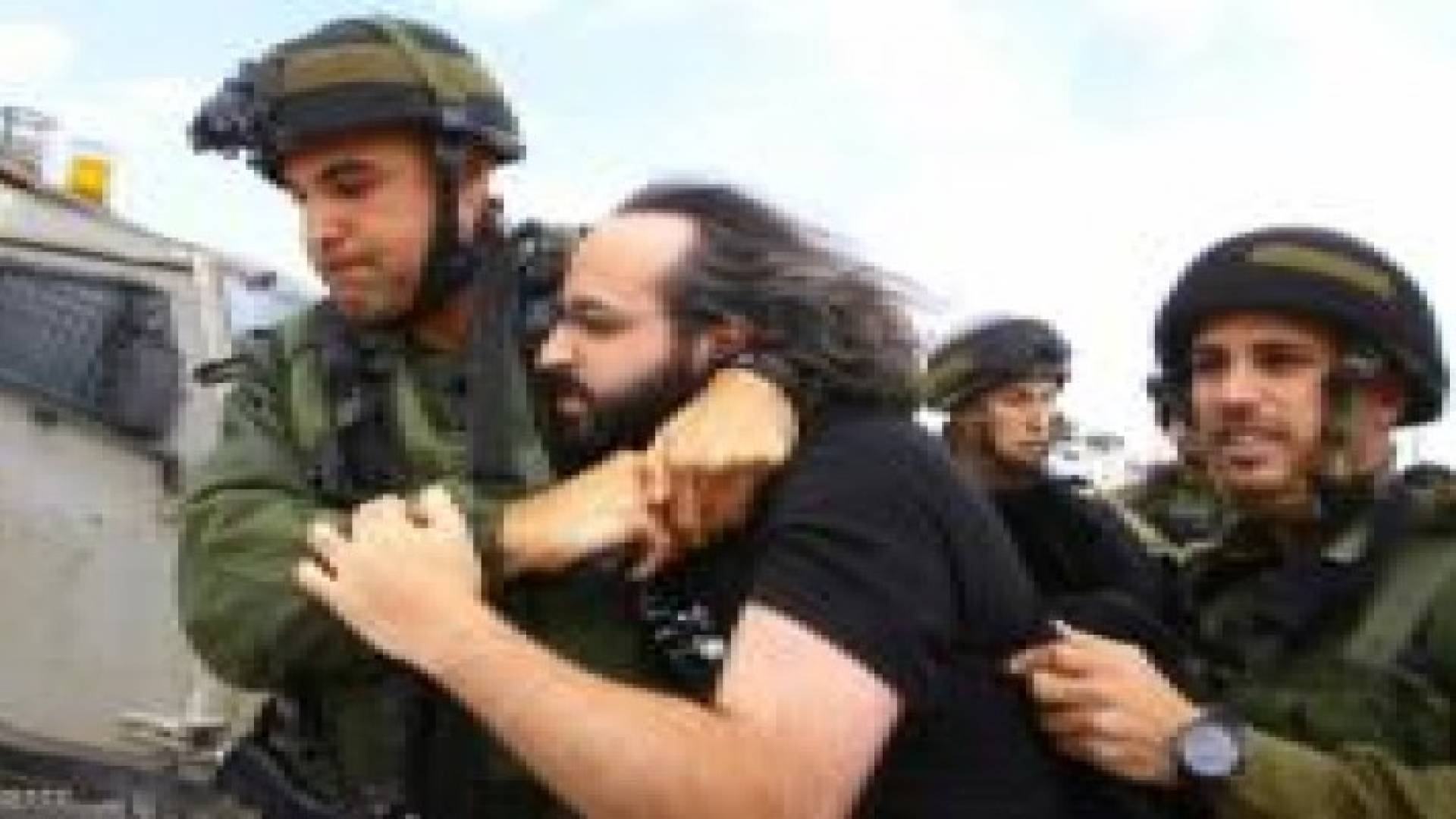 الاحتلال الإسرائيلي يعتقل 13 فلسطينيا بحملة مداهمات