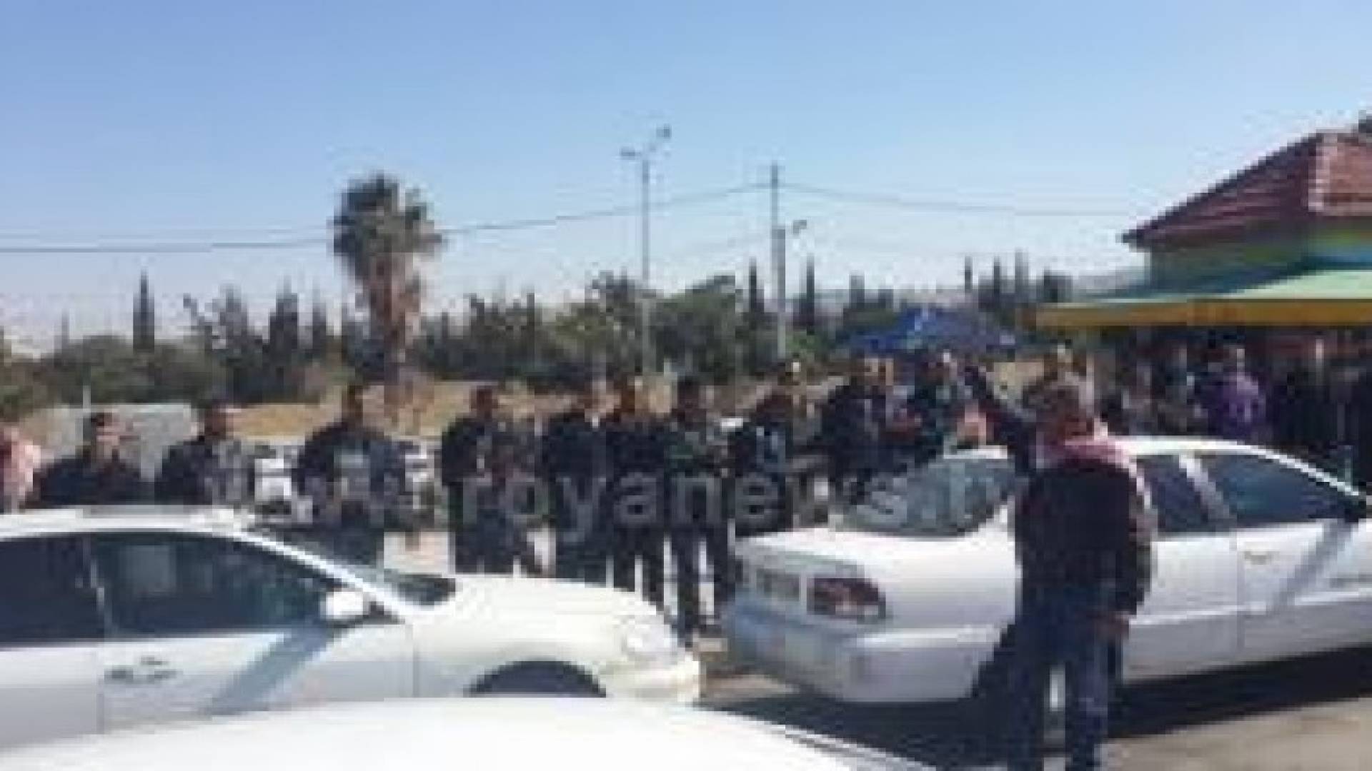 سائقو سرفيس عمان/ العقبة يعتصمون في مجمع الجنوب