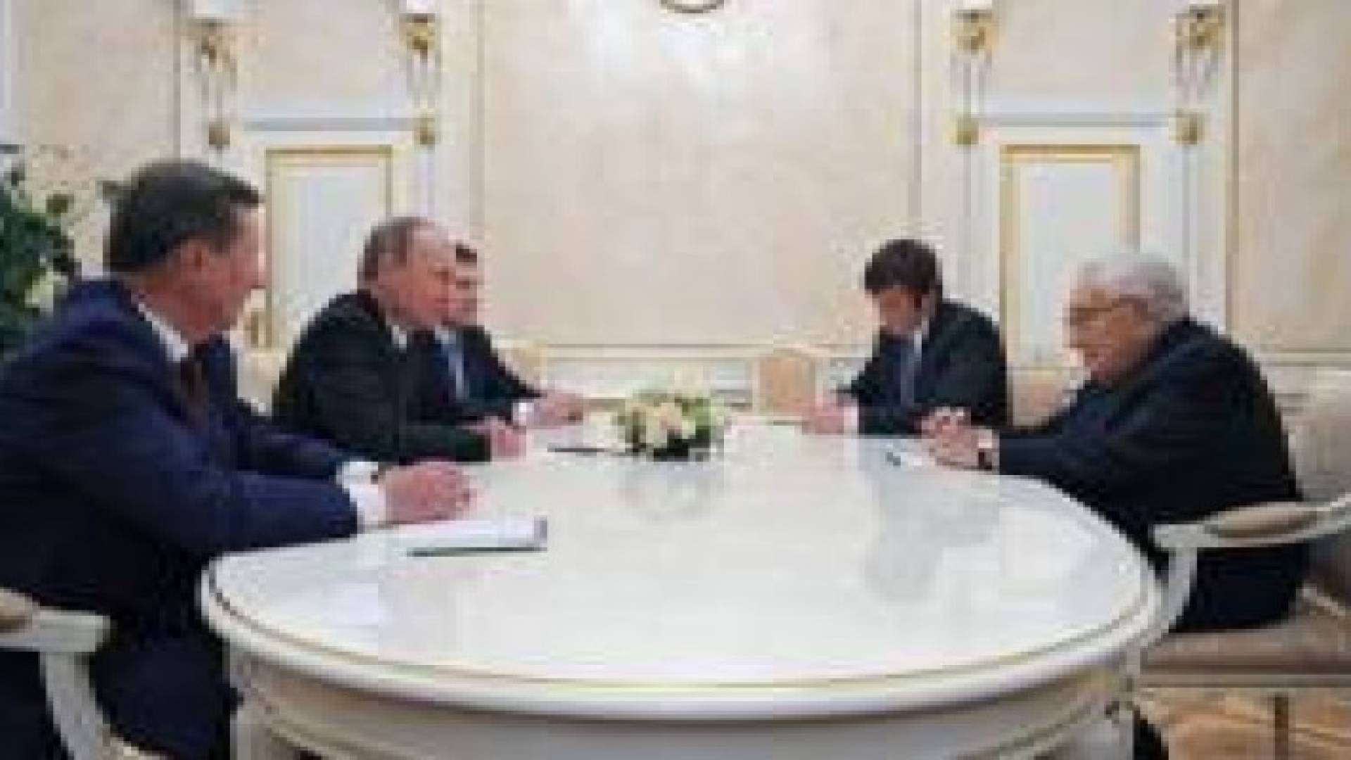 بوتين يبحث القضايا الدولية مع كيسنجر