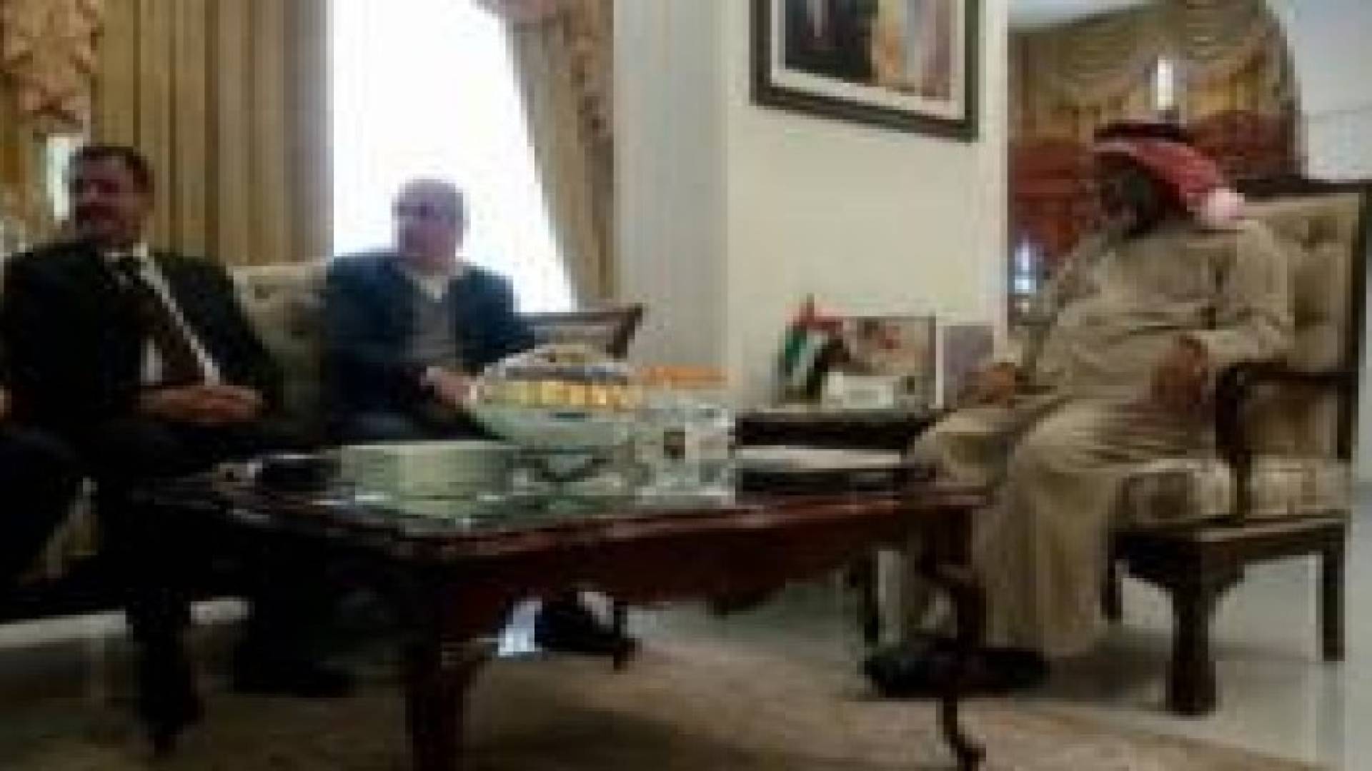 السفير الاماراتي: لا أعلم بملابسات اعتقال الصحفي النجار