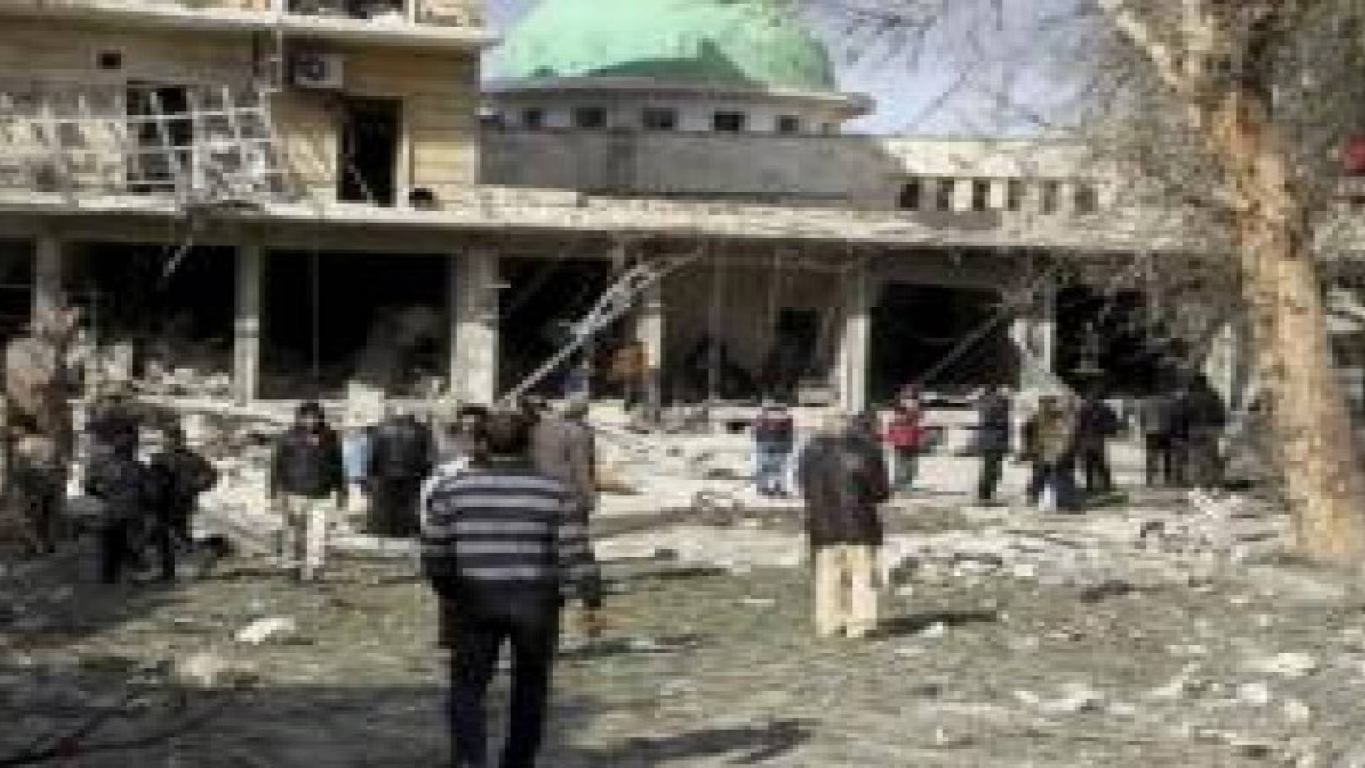 فرار آلاف السوريين أمام هجوم تدعمه روسيا يهدد بحصار حلب