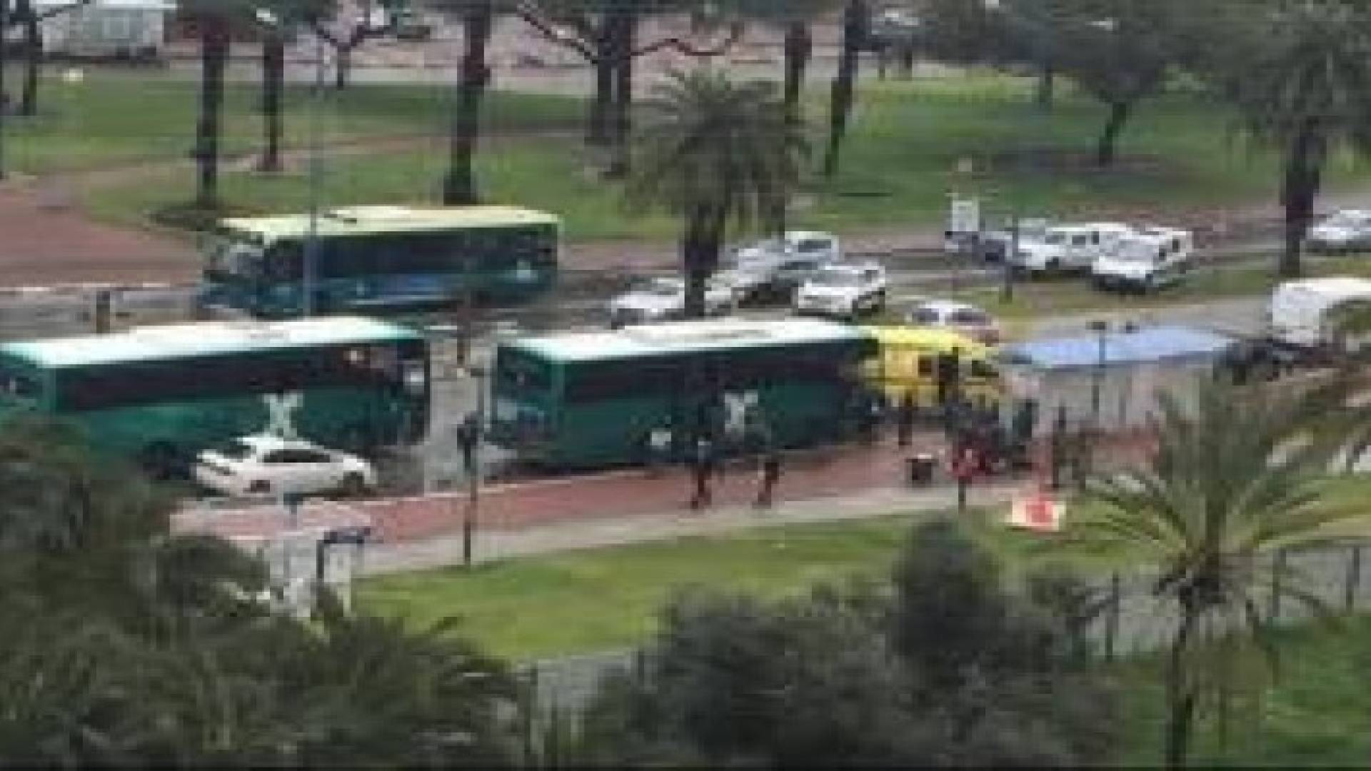 بالصور : إصابة أجنبي بجروح بعد طعنه جنديا اسرائيليا بعسقلان