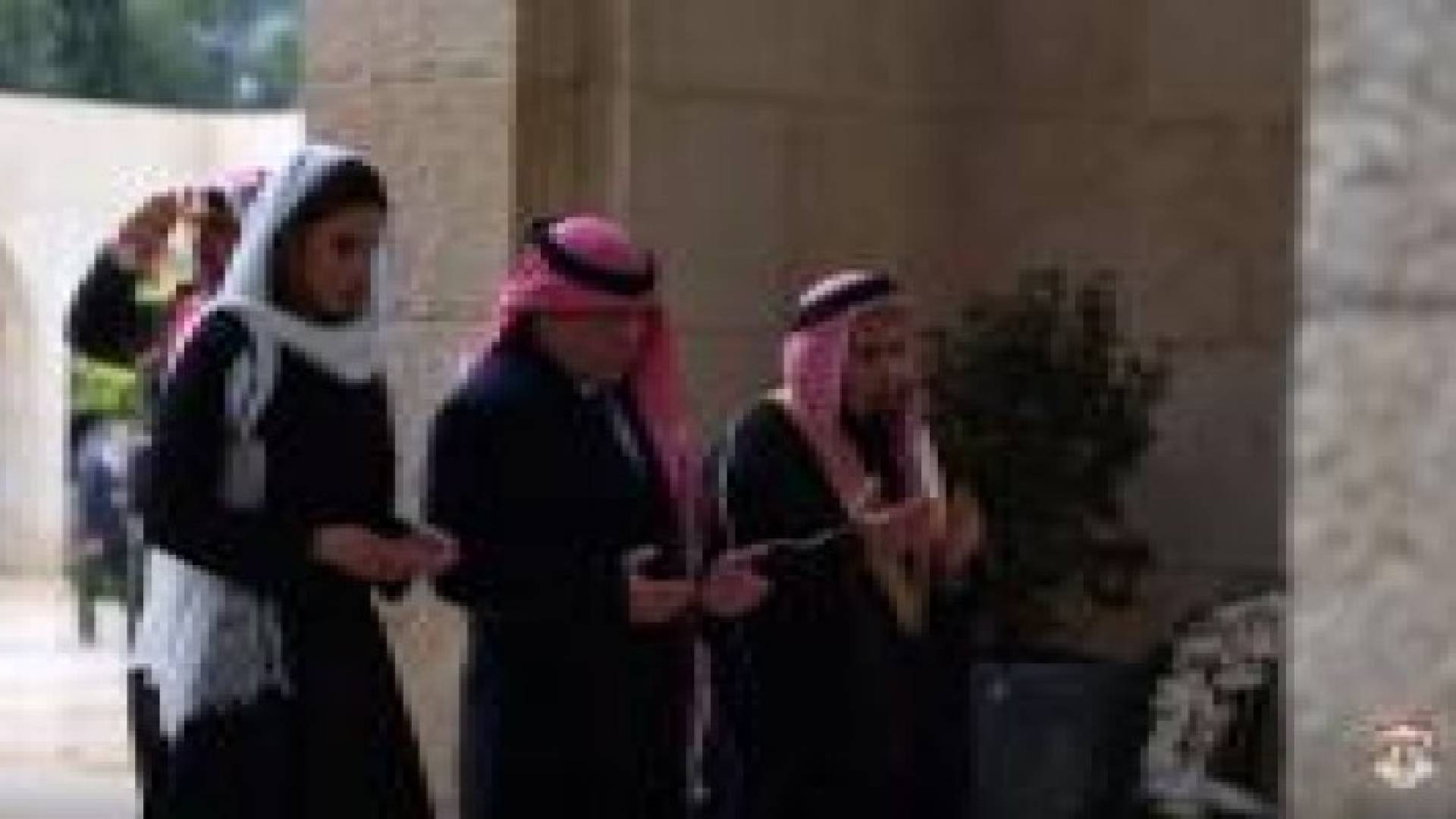 الملك والملكة يزوران ضريح المغفور له بإذن الله الملك الحسين .. فيديو