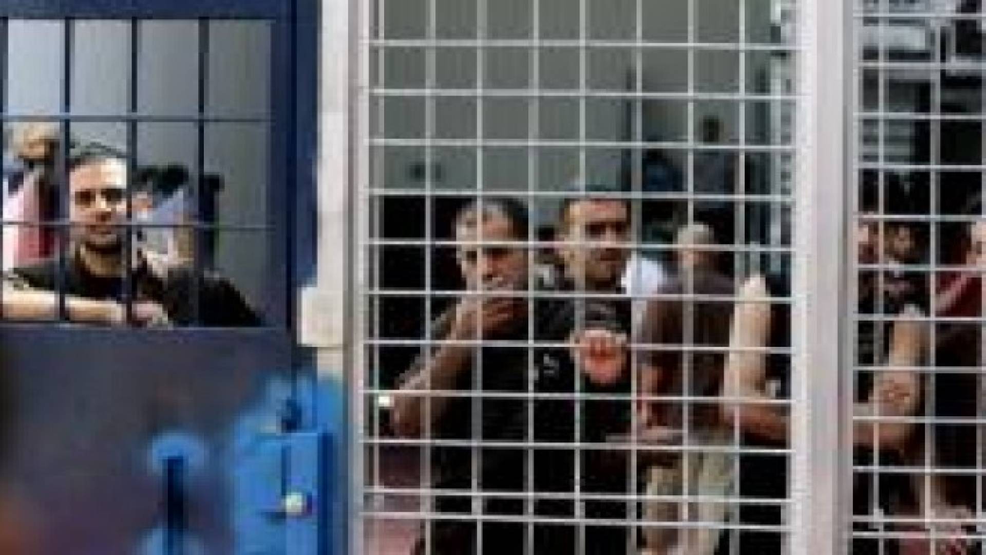 شؤون الأسرى: 450 طفلا و29 أسيرة يقبعون في سجون الاحتلال