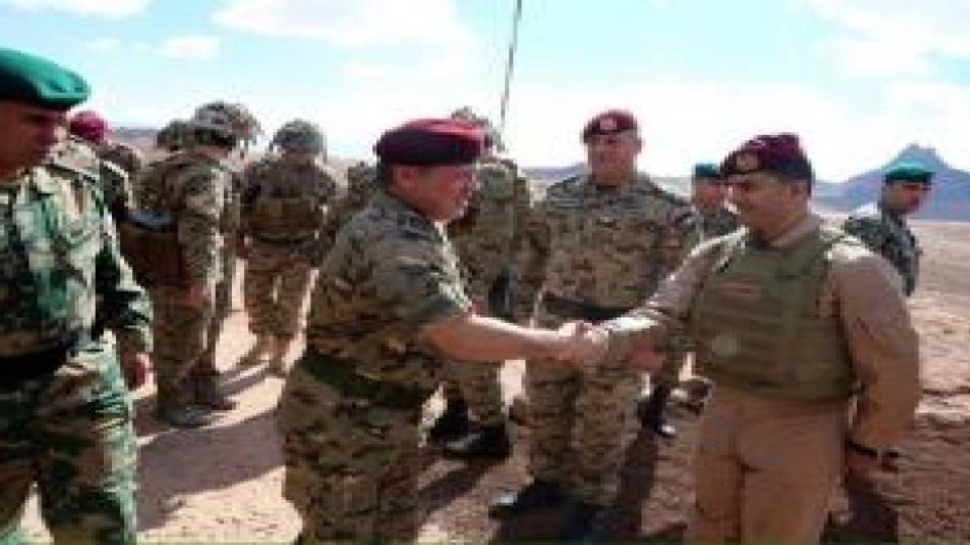 الملك يتابع تمرينا عسكريا .. صور