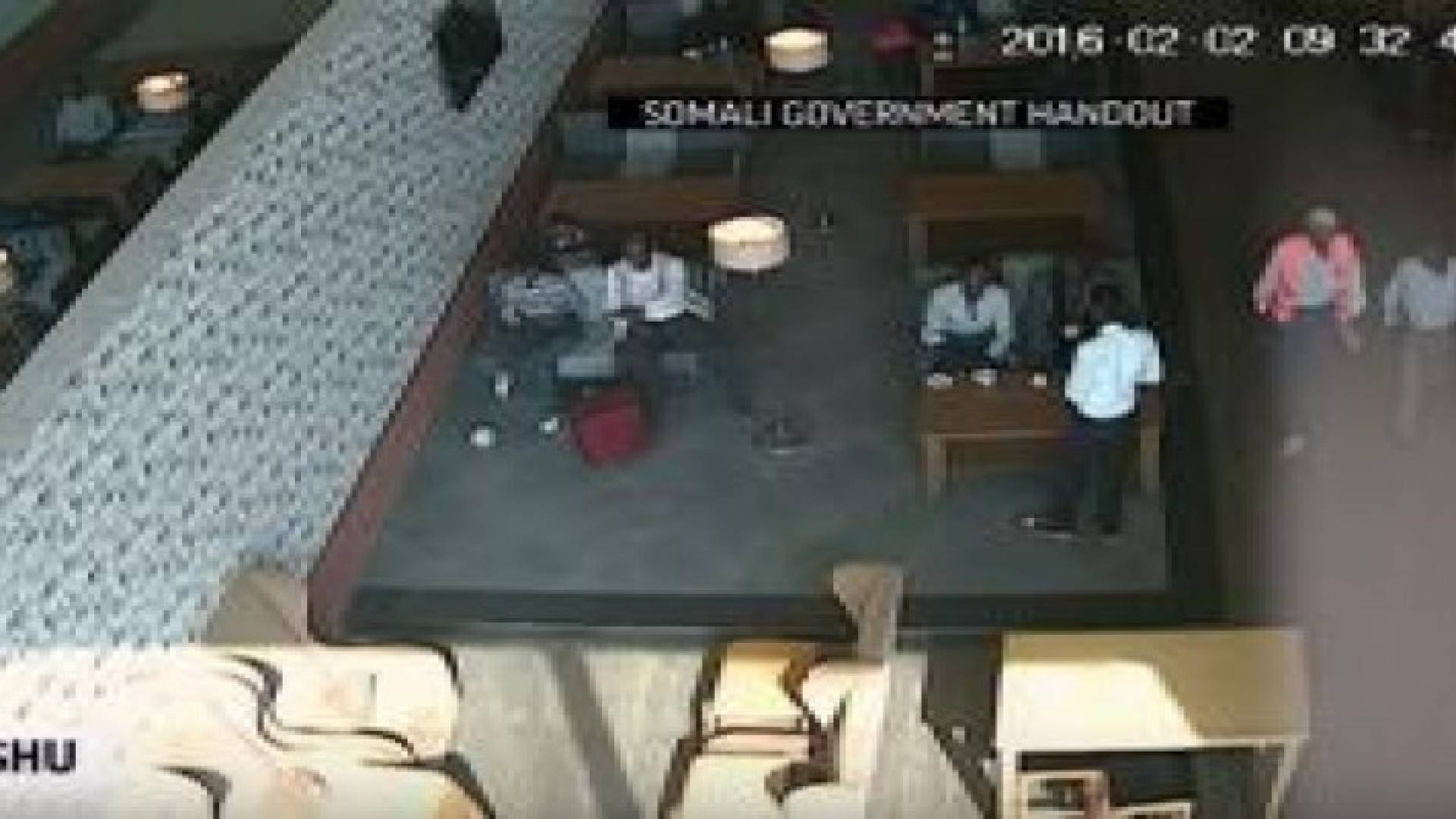 فيديو يظهر تسليم الحقيبة المفخخة لمنفذ الهجوم على الطائرة الصومالية