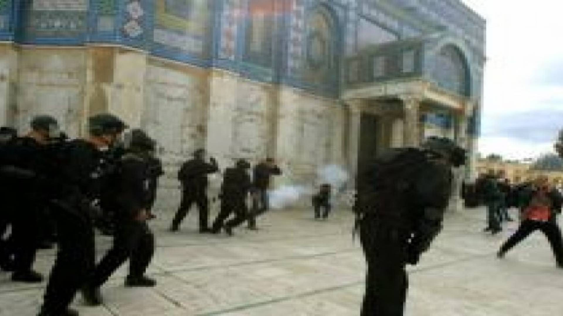 مستوطنون متطرفون يقتحمون باحات الأقصى