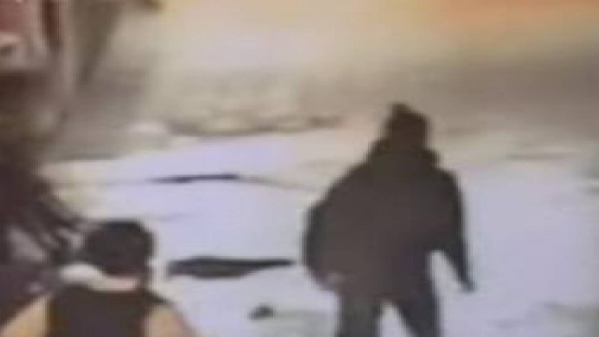 الشرطة تصف رجلا بالبطل لعرقلته بقدمه فرار مراهق .. فيديو
