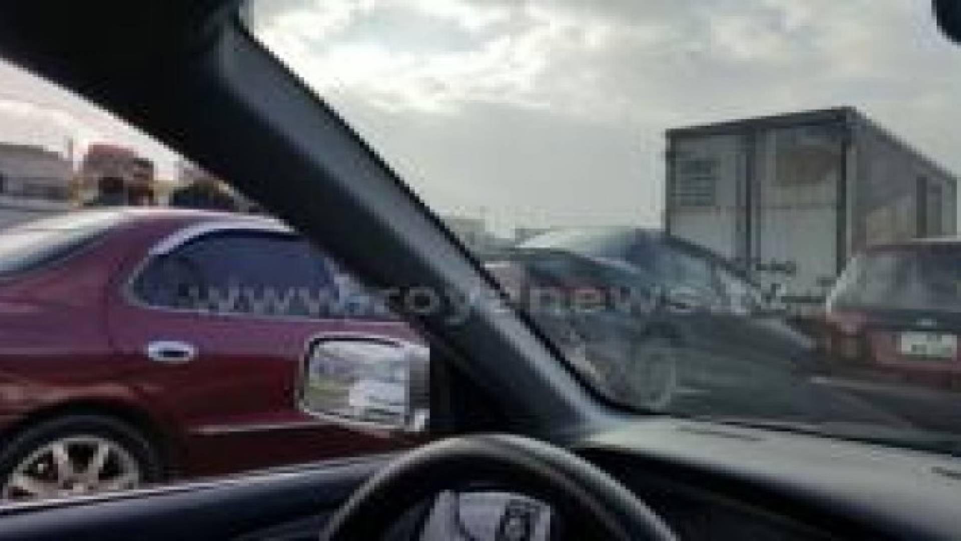 بالصور : اصابة في حادث سير وقع بين 4 مركبات على طريق الحزام