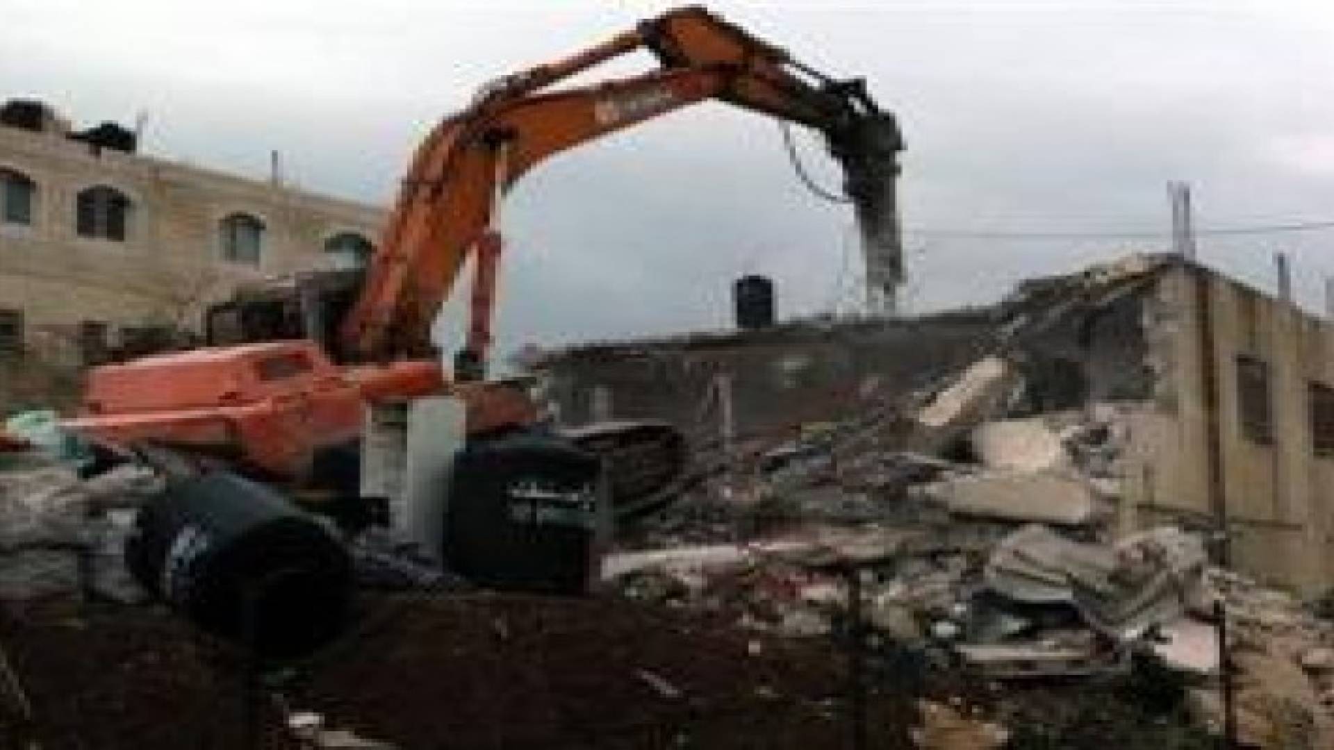 الاحتلال يهدم بركسات تجارية في رام الله