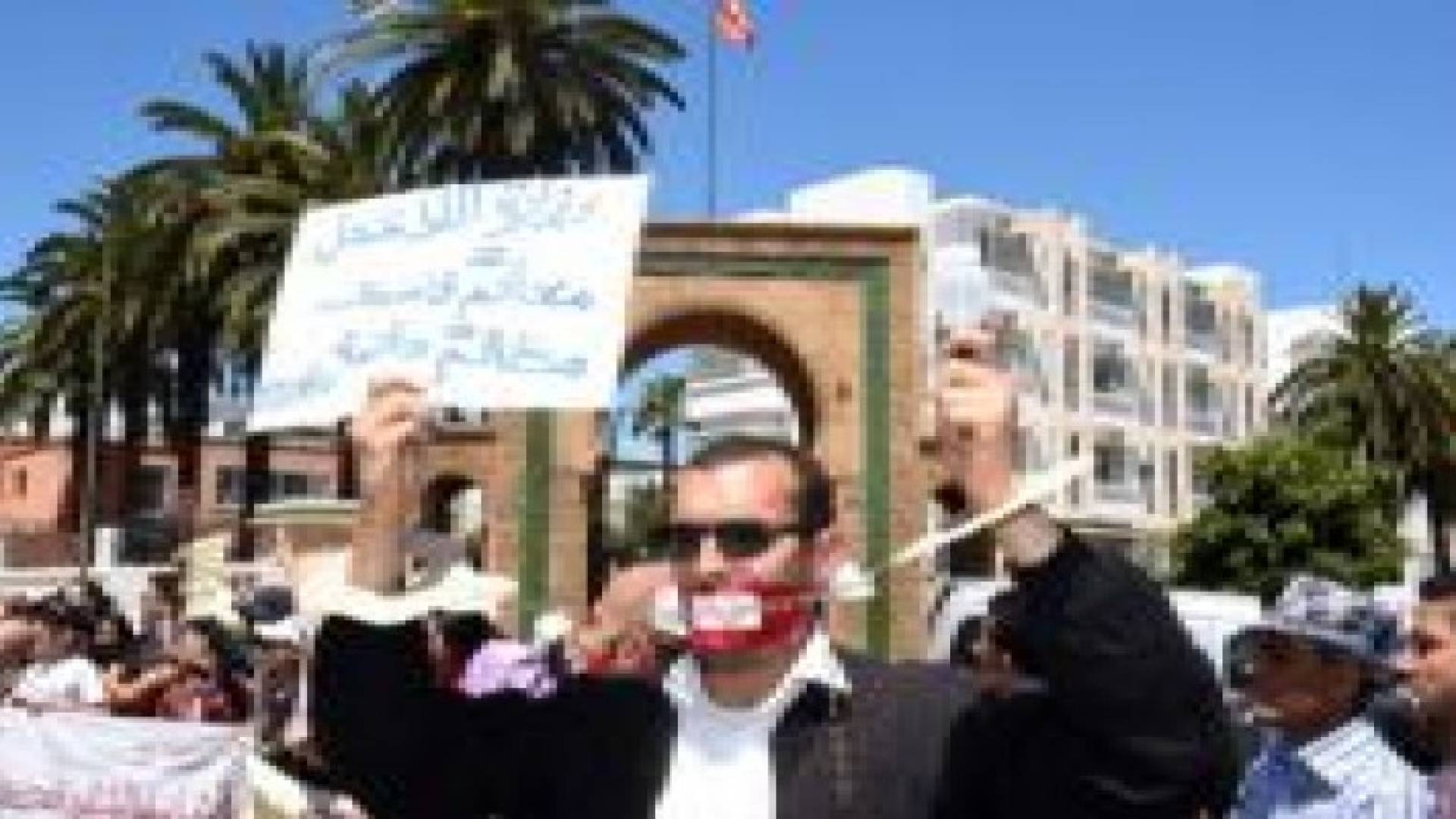بائع متجول يحرق نفسه داخل محكمة في المغرب