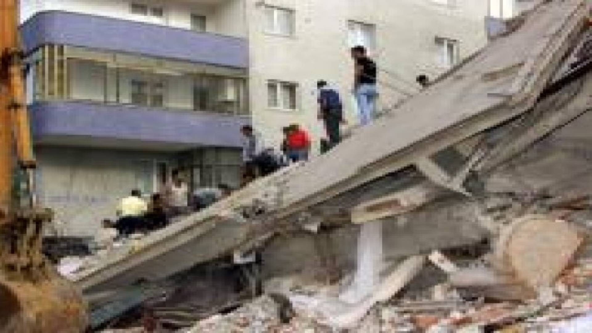 بالفيديو : انهيار مبنى من 5 طوابق في اسطنبول