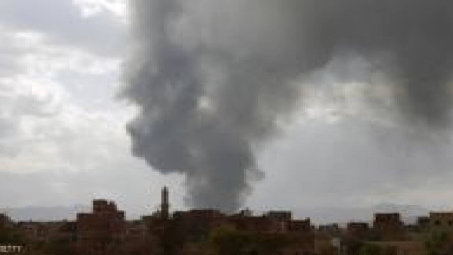 التحالف يقصف معسكري الصمع والاستقبال قرب صنعاء