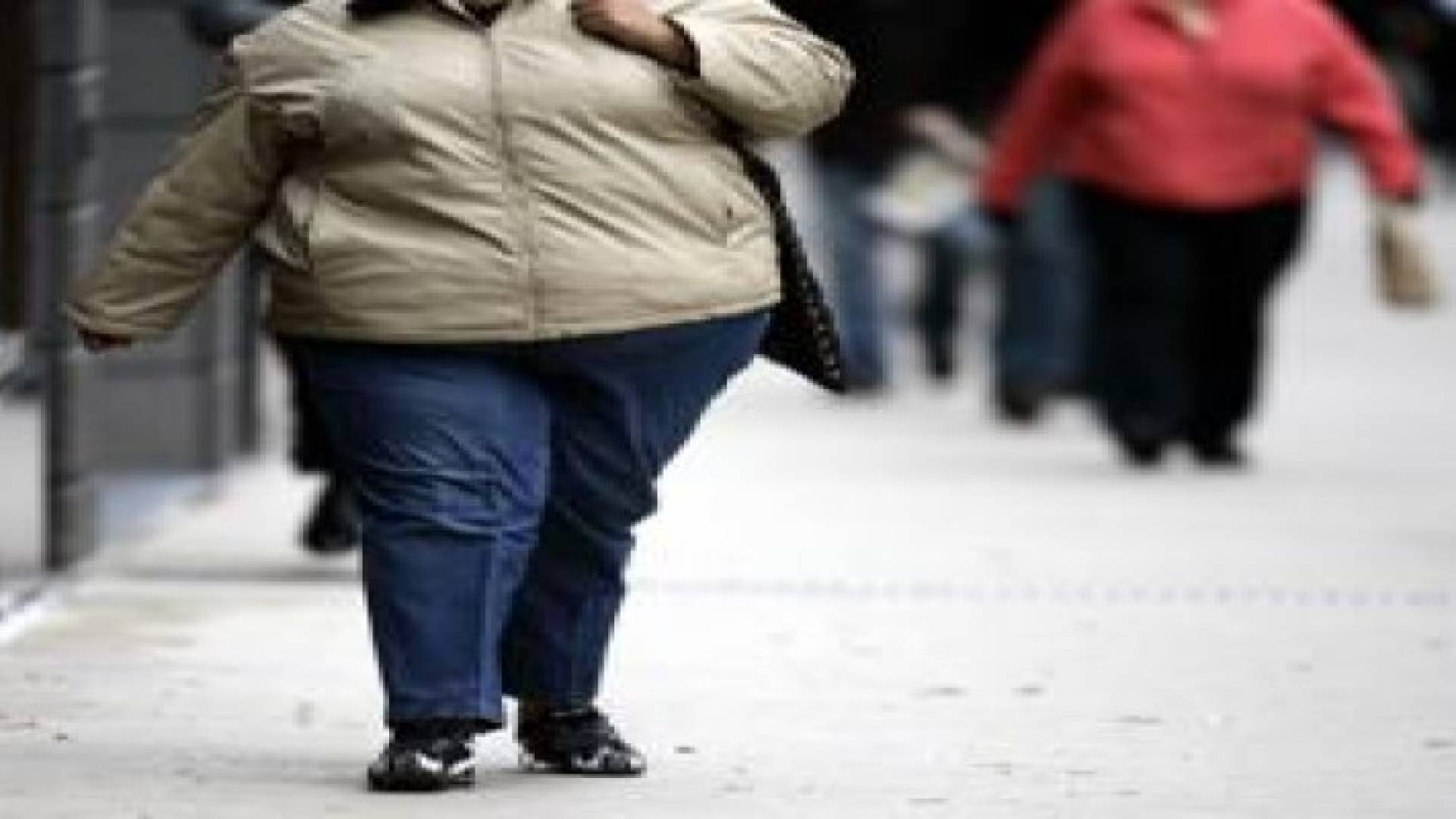 البدانة تشكل عبئا على العمود الفقري‬