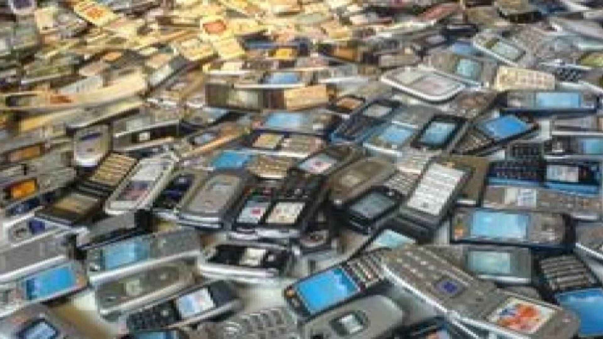 إحباط تهريب 822 هاتفا محمولا