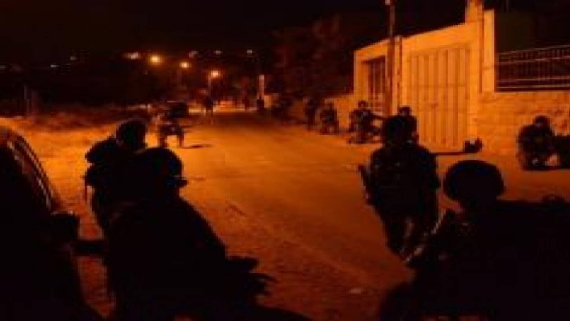 الاحتلال يعتقل 9 مواطنين بمداهمات ليلية بالضفة