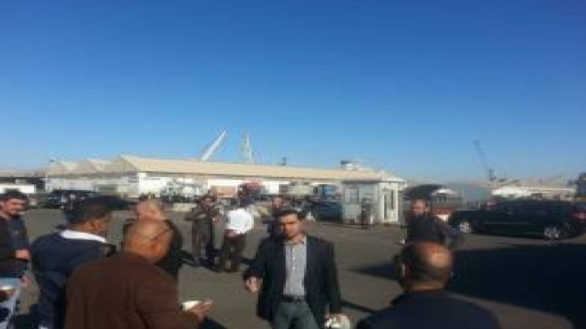 وقفة احتجاجية لشركات التخليص رفضا للاتقال الى ساحة " الموت "