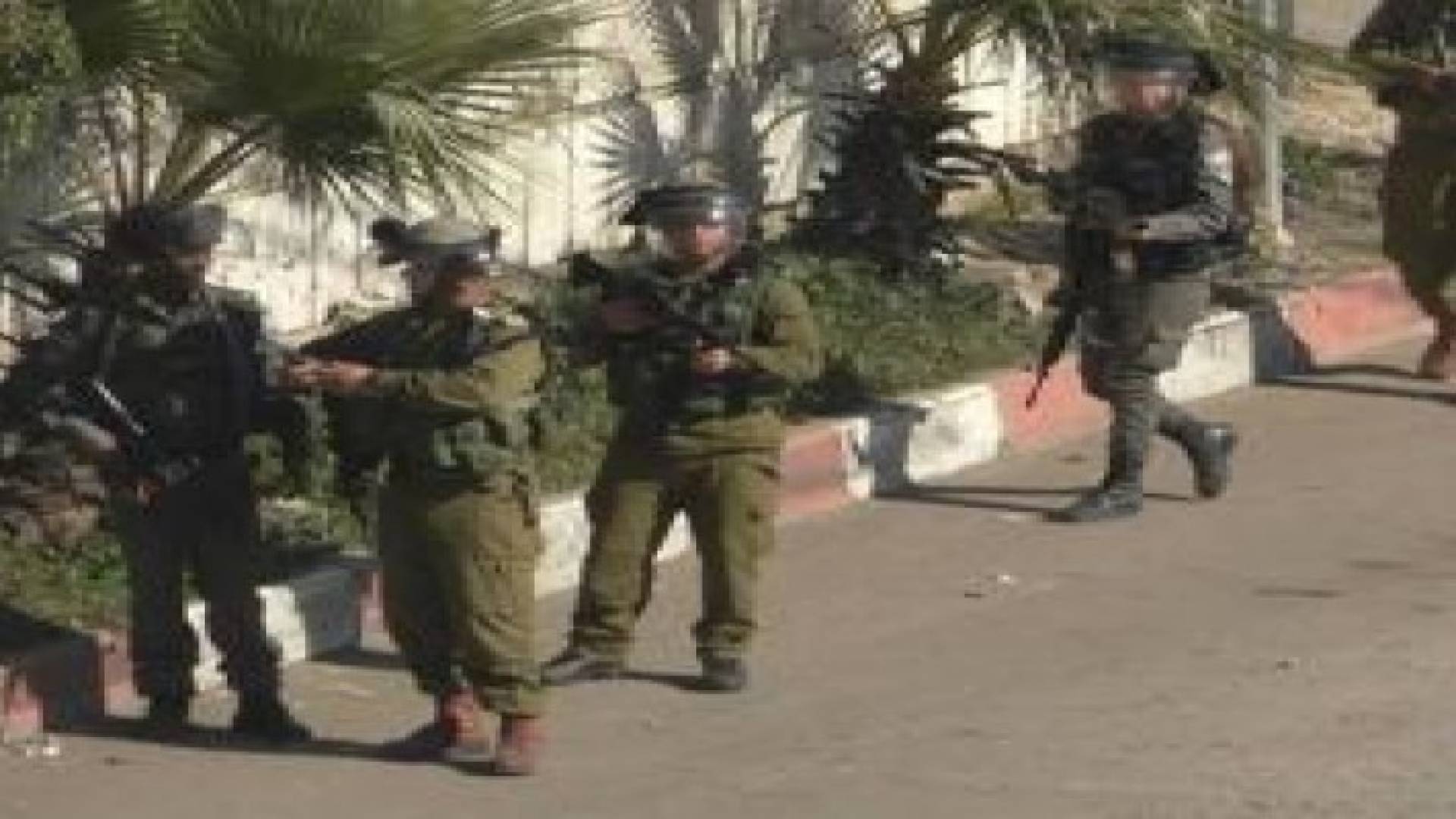 إصابة 3 شبان بالرصاص الحي خلال اقتحام مخيم الأمعري