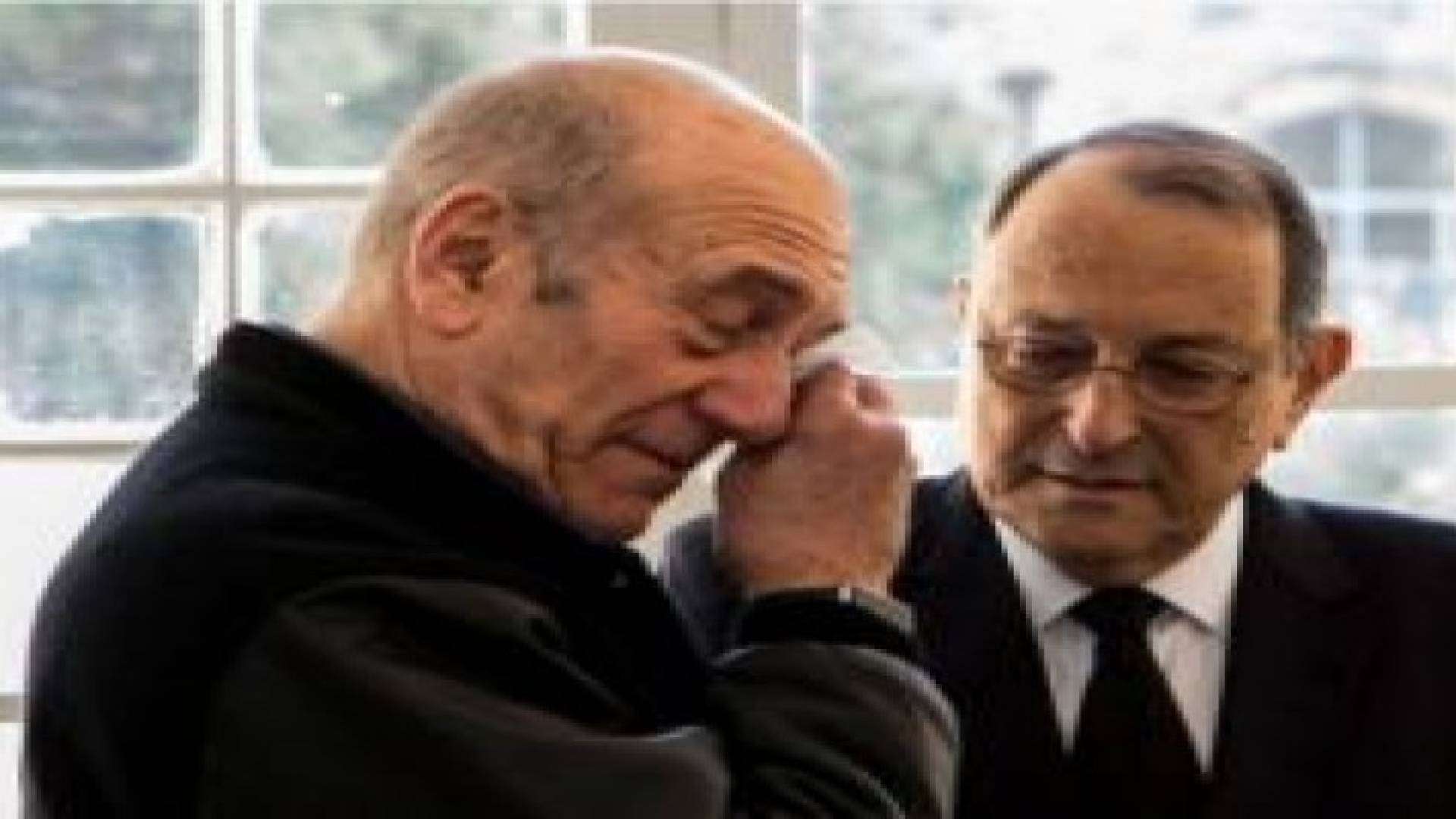 سجن أولمرت 19 شهرا بتهمة خيانة الأمانة