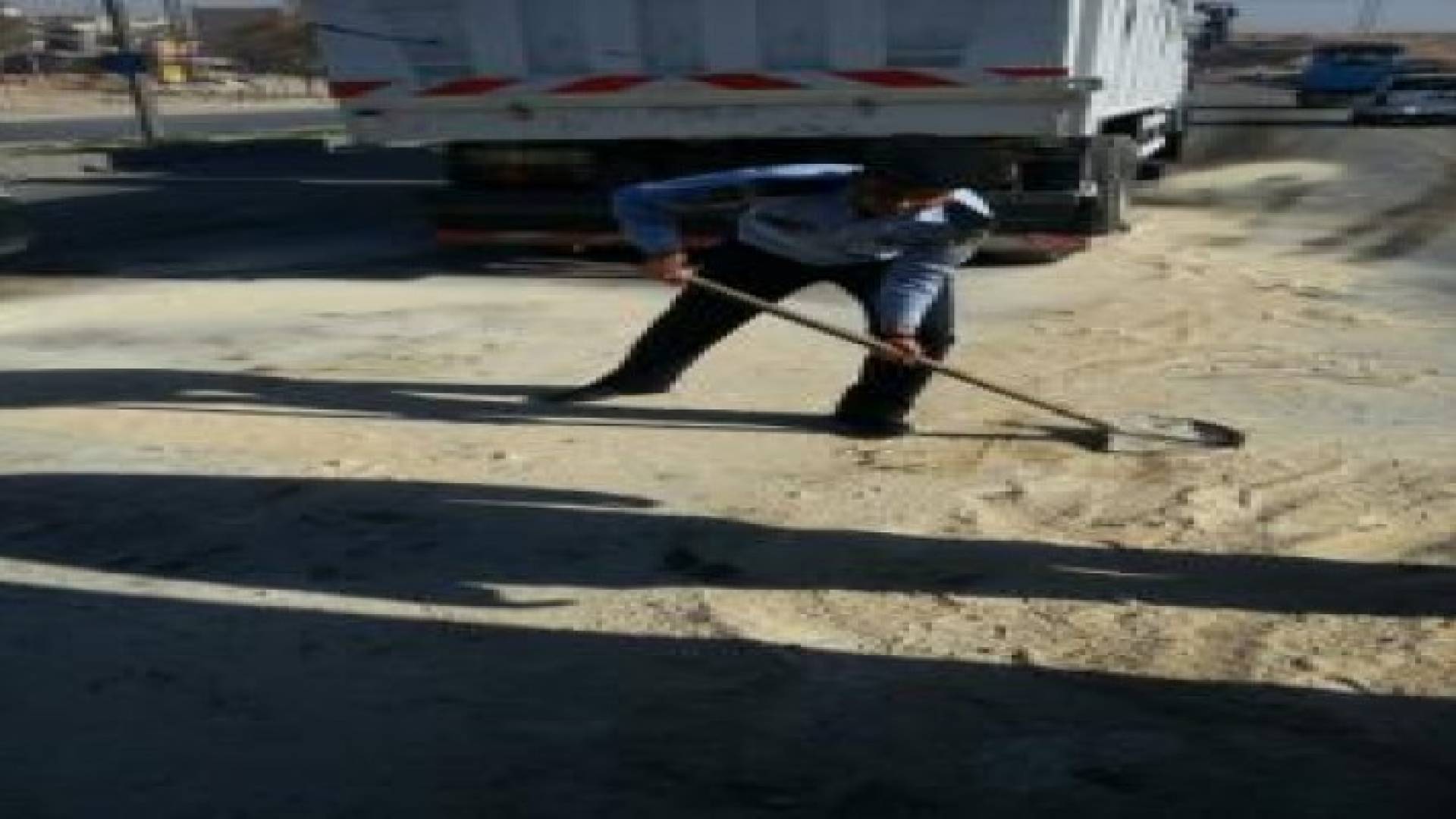 تصادم يتسبب بانسكاب الديزل على طول  " 200م " بالرصيفة .. صور