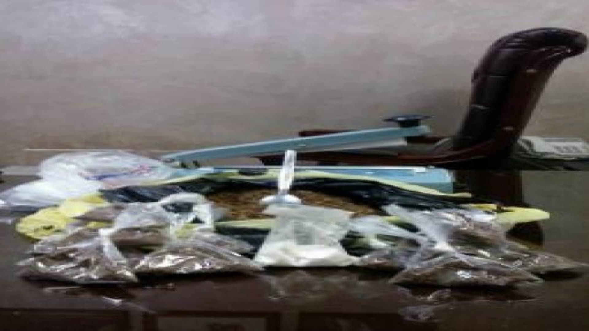 بالصور : القبض على مروجي مخدرات وضبط مركبات مسروقة وأسلحة