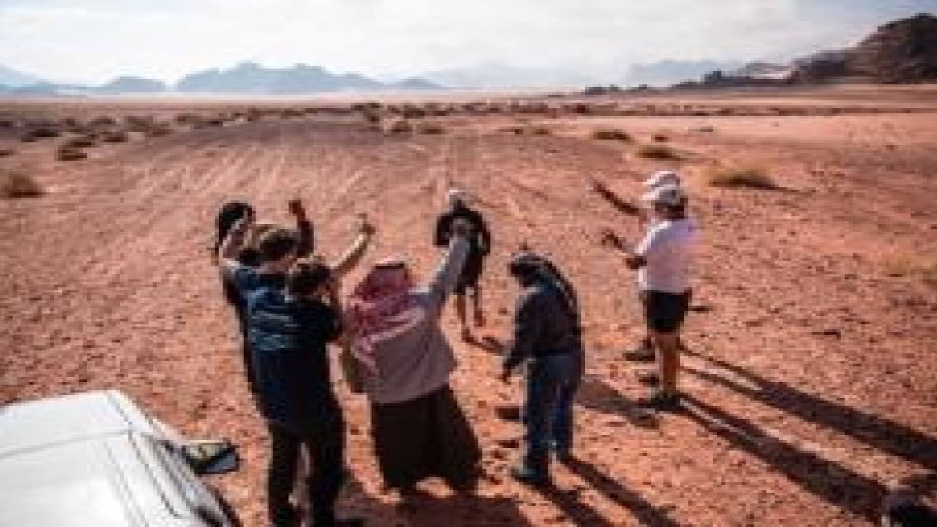 مينا جولي تتحدى الصعاب عبر الصحراء والأردن إحدى محطاتها .. صور