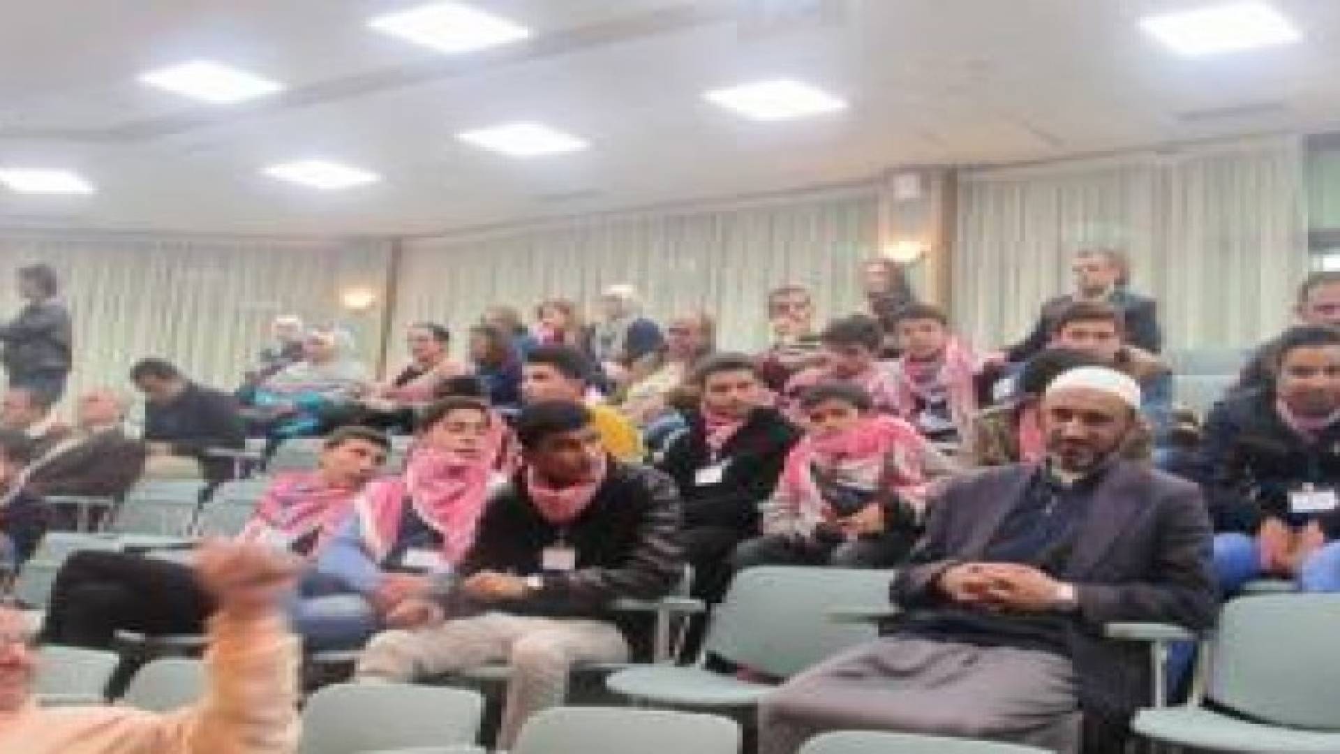 الطراونة يطالب الحضور بالهدوء وعدم التفاعل مع كلمات النواب